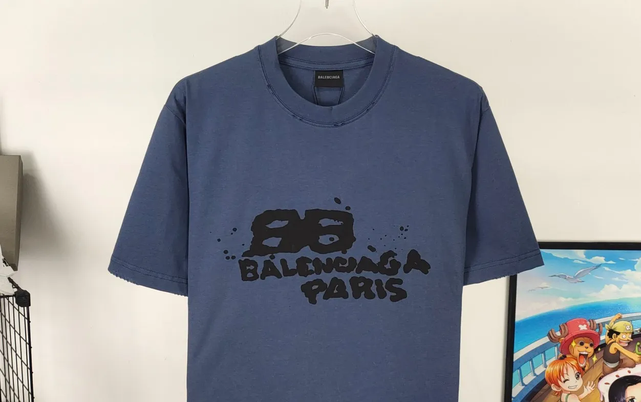 [New arrival] The top tested version of BALENCIAGA 23SS with graffiti letters for male and female couples, the same style pure cotton loose short-sleeved T-shirt. Super iconic colorful brand logo printed pattern. It is fresh and comfortable to match with sports shoes. Suitable for shopping and dating. When layered, it will look like a blogger. Low-key and tasteful. The original fabric is 280G, double-ply and double-yarn pure cotton fabric! Threads are custom-woven and dyed, no color difference, no pressure in and out of the counter, through-the-shoulder strapping process, increased washing life of clothes, no deformation, high-version digital printing process, no fading, bright colors, the same style as Internet celebrity stars, regardless of age, body shape, gender, super eye-catching, extremely fashionable, very comfortable to the touch, super texture, fashionable and individual, super versatile and good-looking, a must-have, better for couples Customized collar labels are washed, 100% different from fake versions on the market!  Color: Pink White Black Charcoal Gray Size: XS-L P:260