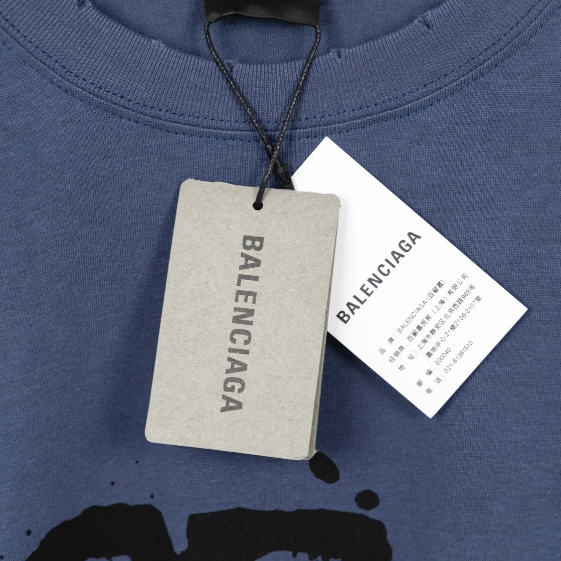 [New arrival] The top tested version of BALENCIAGA 23SS with graffiti letters for male and female couples, the same style pure cotton loose short-sleeved T-shirt. Super iconic colorful brand logo printed pattern. It is fresh and comfortable to match with sports shoes. Suitable for shopping and dating. When layered, it will look like a blogger. Low-key and tasteful. The original fabric is 280G, double-ply and double-yarn pure cotton fabric! Threads are custom-woven and dyed, no color difference, no pressure in and out of the counter, through-the-shoulder strapping process, increased washing life of clothes, no deformation, high-version digital printing process, no fading, bright colors, the same style as Internet celebrity stars, regardless of age, body shape, gender, super eye-catching, extremely fashionable, very comfortable to the touch, super texture, fashionable and individual, super versatile and good-looking, a must-have, better for couples Customized collar labels are washed, 100% different from fake versions on the market!  Color: Pink White Black Charcoal Gray Size: XS-L P:260