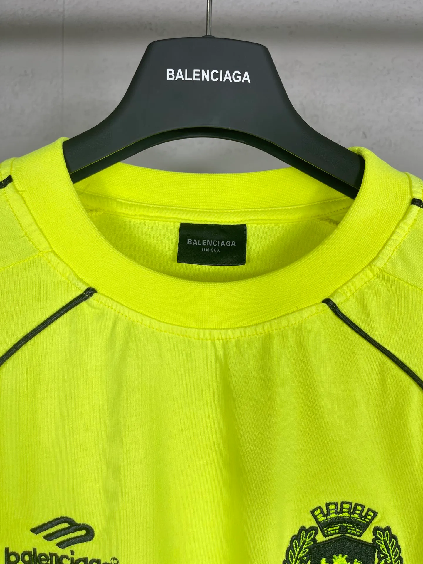 🅿️260 real photos [Top version. Official website quality] BALENCI*GA/Paris new joint football sportswear LOGO embroidered printed short-sleeved T-shirt# The whole piece of clothing is spliced ​​with multiple stitching edges. The craftsmanship is super complex and it is popular in different markets. Positive P is pure cotton cloth, not an ordinary healthy cloth. Welcome to compare🆚. The fabric is made of Paris ZP custom-woven and dyed cotton double yarn. Weighing 260 grams, the cloth surface is clean. The cloth pattern is clear, soft and comfortable. The threads are dyed with no color difference. The classic pattern embroidery is embroidered by Tajima imported embroidery machine, and the printing uses imported glue. The letters are clear, three-dimensional and without burrs. Jubie market produces pictures based on pictures. Welcome to compare. The version adopts OS loose shoulder design. Same style for men and women. Code: BL223338 Color: black, white, pink, fluorescent yellow, red, Size: XS to L