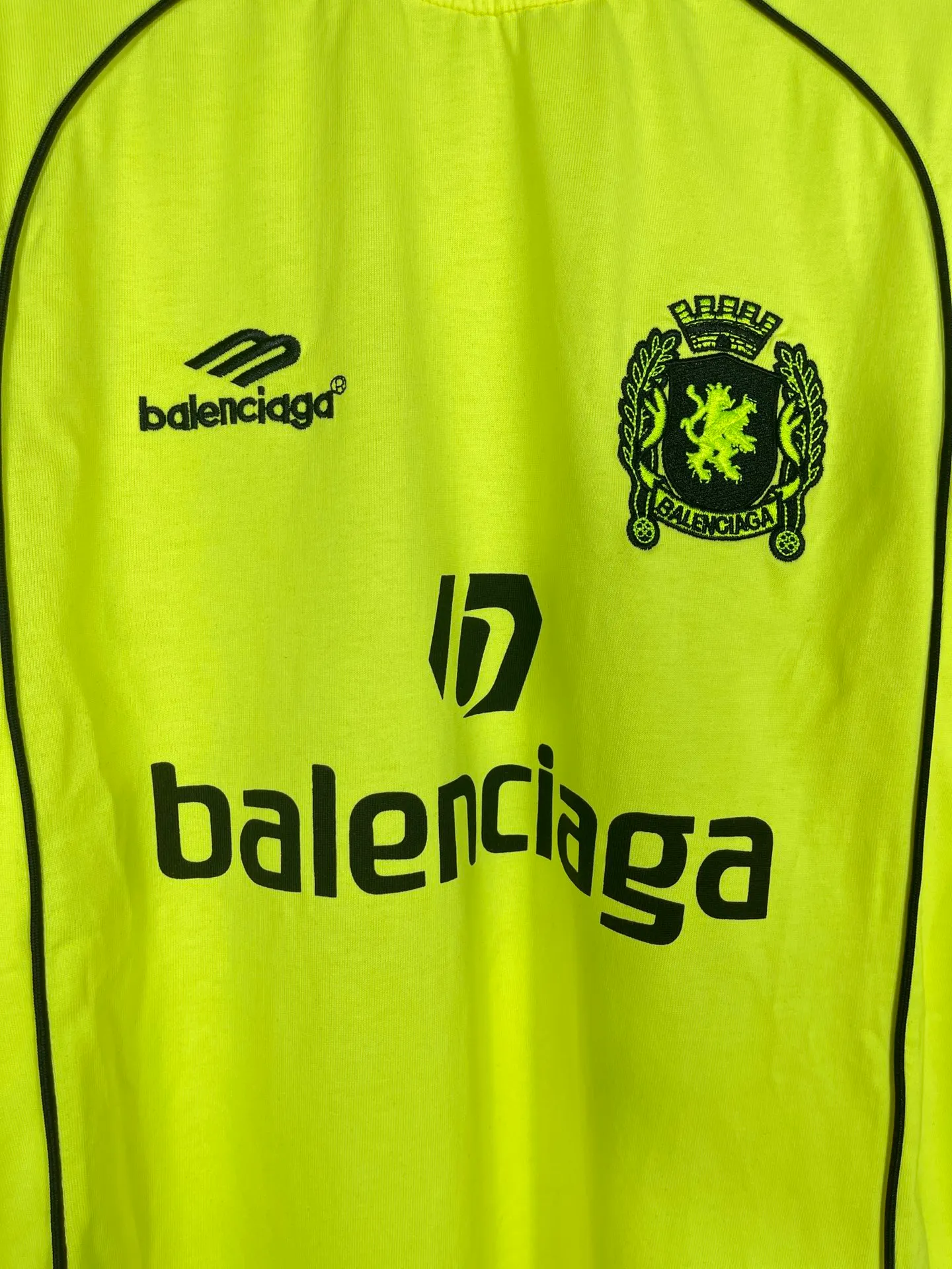 🅿️260 real photos [Top version. Official website quality] BALENCI*GA/Paris new joint football sportswear LOGO embroidered printed short-sleeved T-shirt# The whole piece of clothing is spliced ​​with multiple stitching edges. The craftsmanship is super complex and it is popular in different markets. Positive P is pure cotton cloth, not an ordinary healthy cloth. Welcome to compare🆚. The fabric is made of Paris ZP custom-woven and dyed cotton double yarn. Weighing 260 grams, the cloth surface is clean. The cloth pattern is clear, soft and comfortable. The threads are dyed with no color difference. The classic pattern embroidery is embroidered by Tajima imported embroidery machine, and the printing uses imported glue. The letters are clear, three-dimensional and without burrs. Jubie market produces pictures based on pictures. Welcome to compare. The version adopts OS loose shoulder design. Same style for men and women. Code: BL223338 Color: black, white, pink, fluorescent yellow, red, Size: XS to L