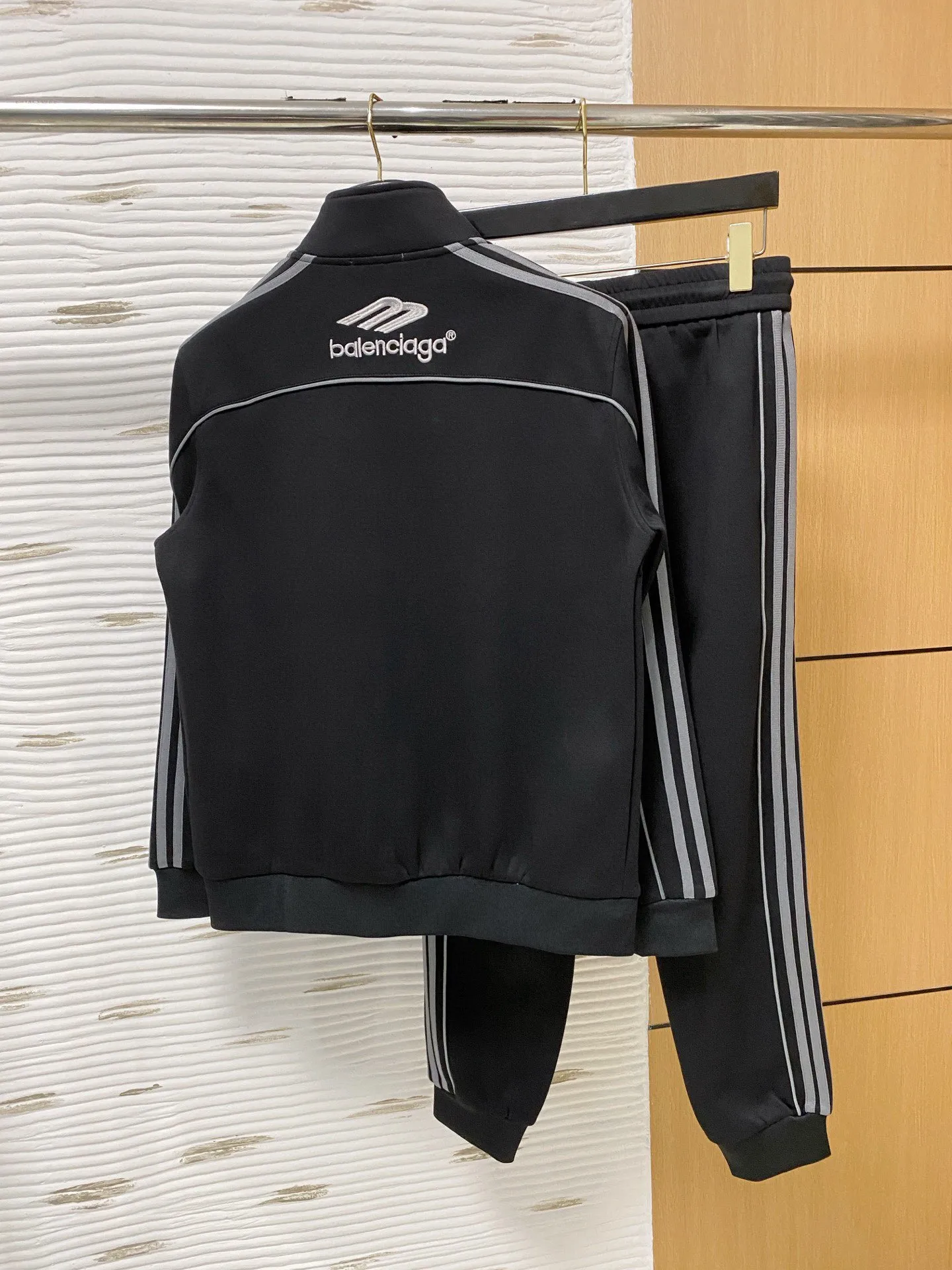 🅿️720 [BALENCIAGA] Hot-selling suit is coming. Focus on the original version of the official website. 2025 new hot-selling cardigan and sweatshirt suit. The original order is the best. 🇭🇰The meticulous work of top designers is dedicated to a fitting and perfect upper body effect. All-natural high-quality Tencel Roman cotton 100%, close-fitting comfort, noble and elegant! Original hardware embodies elegance and nobility! Counter size: M-3XL (maximum wear up to 190 pounds)