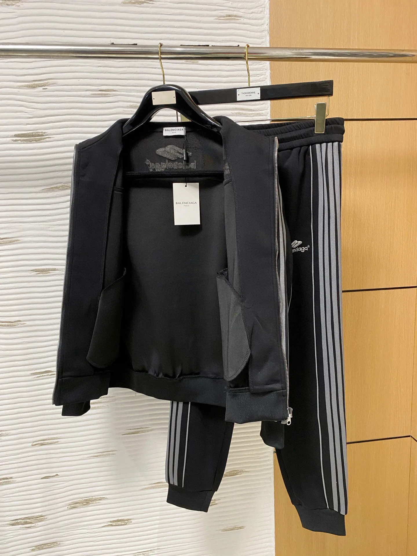 🅿️720 [BALENCIAGA] Hot-selling suit is coming. Focus on the original version of the official website. 2025 new hot-selling cardigan and sweatshirt suit. The original order is the best. 🇭🇰The meticulous work of top designers is dedicated to a fitting and perfect upper body effect. All-natural high-quality Tencel Roman cotton 100%, close-fitting comfort, noble and elegant! Original hardware embodies elegance and nobility! Counter size: M-3XL (maximum wear up to 190 pounds)