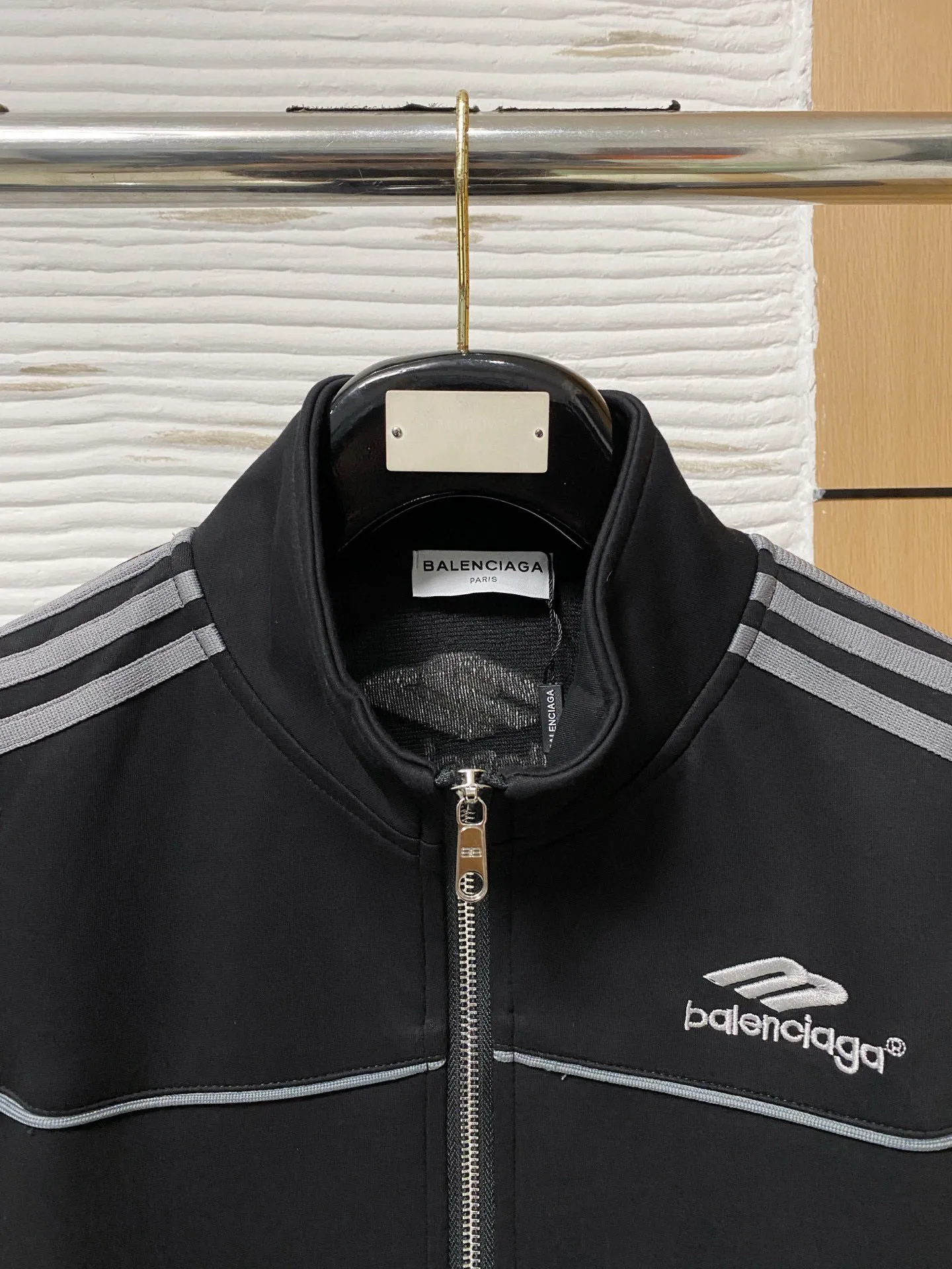 🅿️720 [BALENCIAGA] Hot-selling suit is coming. Focus on the original version of the official website. 2025 new hot-selling cardigan and sweatshirt suit. The original order is the best. 🇭🇰The meticulous work of top designers is dedicated to a fitting and perfect upper body effect. All-natural high-quality Tencel Roman cotton 100%, close-fitting comfort, noble and elegant! Original hardware embodies elegance and nobility! Counter size: M-3XL (maximum wear up to 190 pounds)