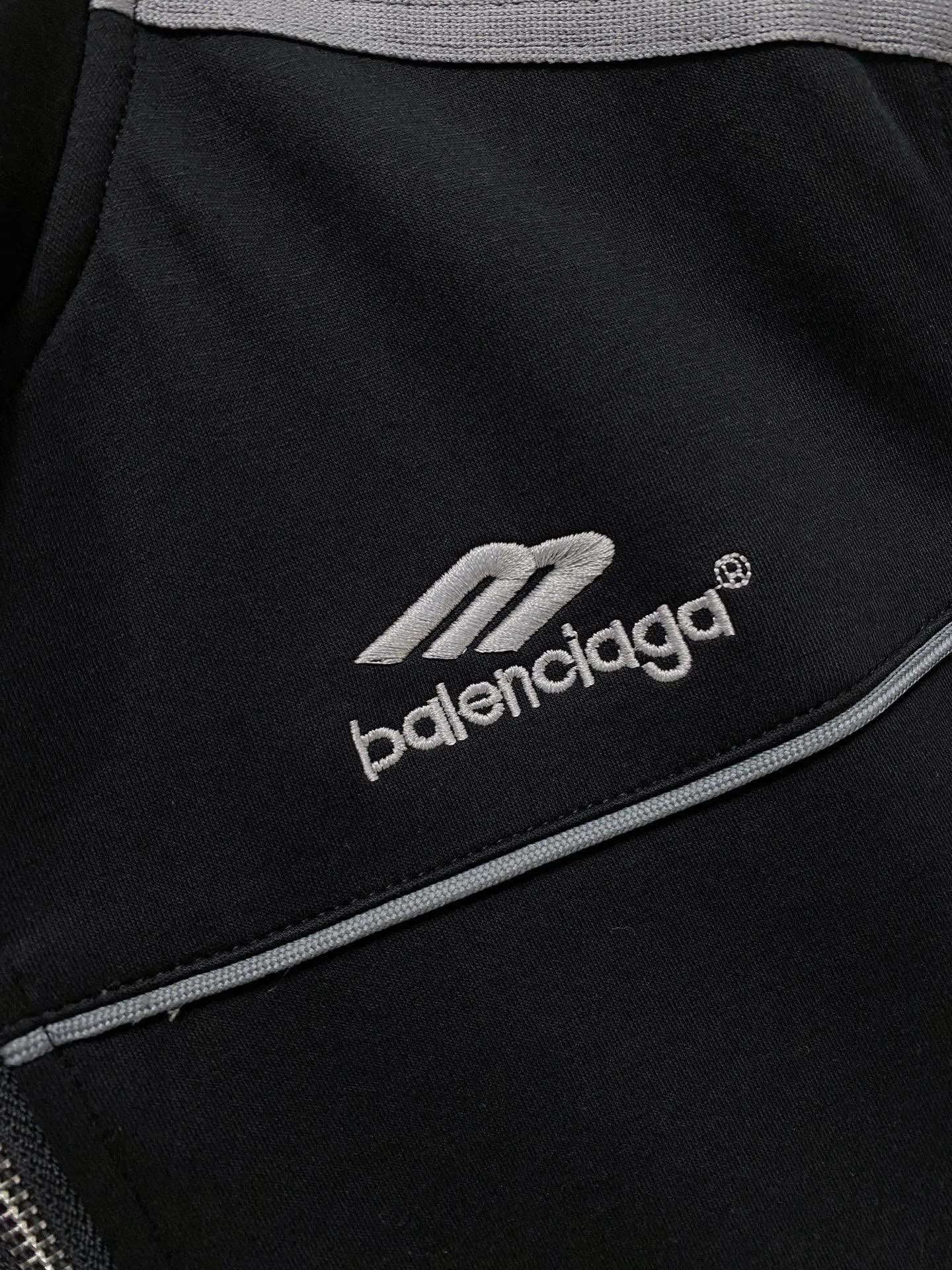 🅿️720 [BALENCIAGA] Hot-selling suit is coming. Focus on the original version of the official website. 2025 new hot-selling cardigan and sweatshirt suit. The original order is the best. 🇭🇰The meticulous work of top designers is dedicated to a fitting and perfect upper body effect. All-natural high-quality Tencel Roman cotton 100%, close-fitting comfort, noble and elegant! Original hardware embodies elegance and nobility! Counter size: M-3XL (maximum wear up to 190 pounds)