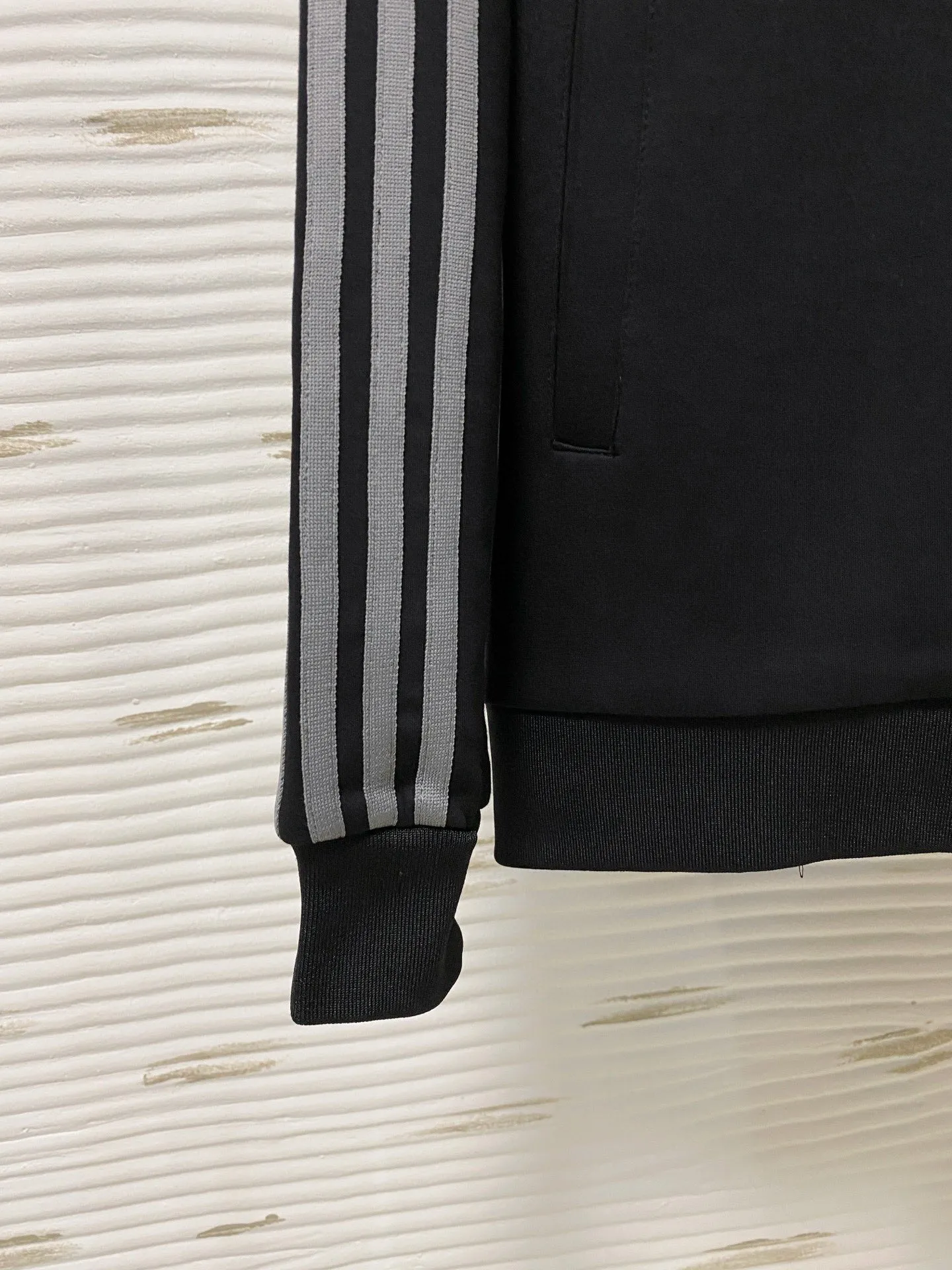 🅿️720 [BALENCIAGA] Hot-selling suit is coming. Focus on the original version of the official website. 2025 new hot-selling cardigan and sweatshirt suit. The original order is the best. 🇭🇰The meticulous work of top designers is dedicated to a fitting and perfect upper body effect. All-natural high-quality Tencel Roman cotton 100%, close-fitting comfort, noble and elegant! Original hardware embodies elegance and nobility! Counter size: M-3XL (maximum wear up to 190 pounds)