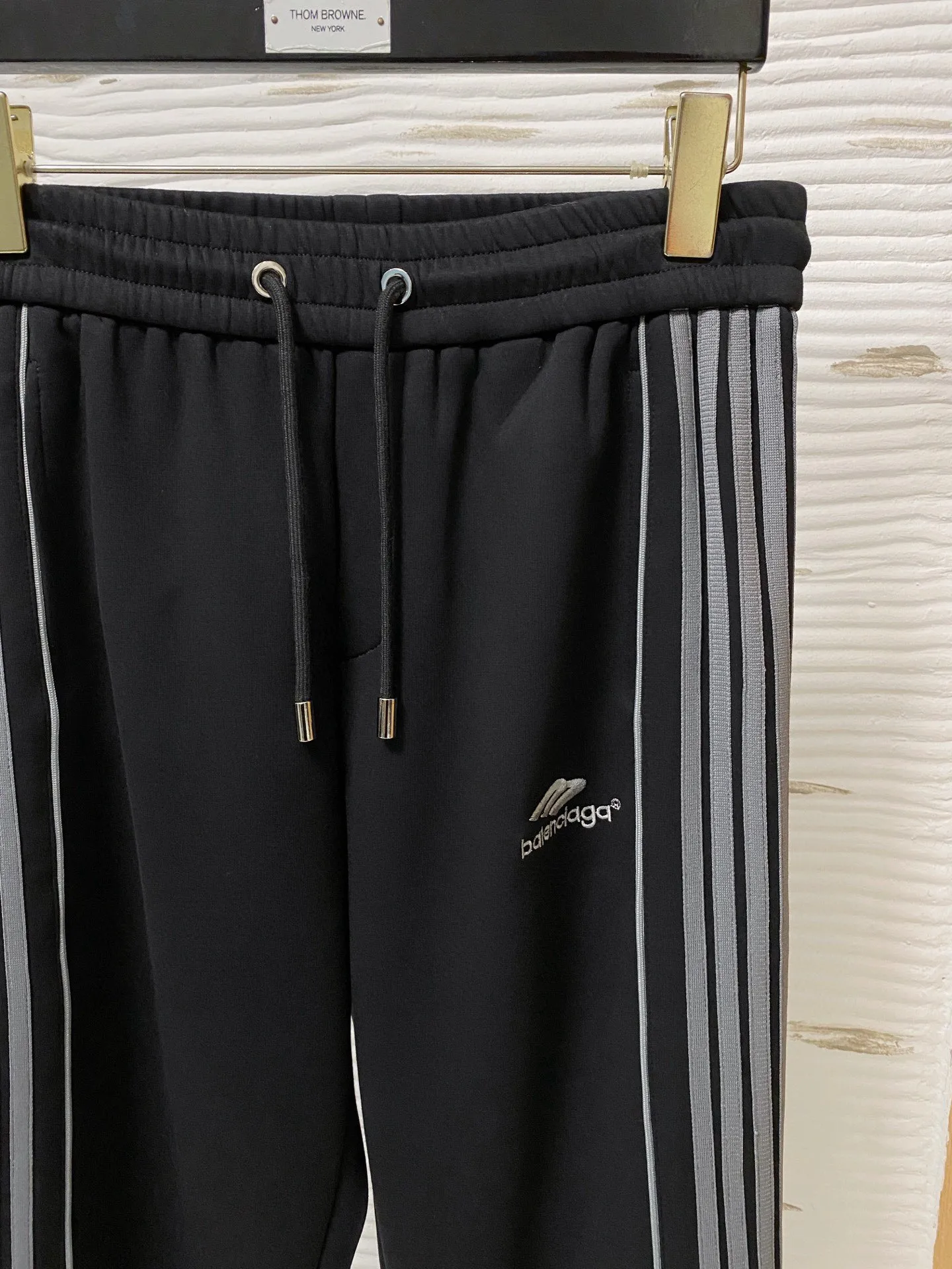 🅿️720 [BALENCIAGA] Hot-selling suit is coming. Focus on the original version of the official website. 2025 new hot-selling cardigan and sweatshirt suit. The original order is the best. 🇭🇰The meticulous work of top designers is dedicated to a fitting and perfect upper body effect. All-natural high-quality Tencel Roman cotton 100%, close-fitting comfort, noble and elegant! Original hardware embodies elegance and nobility! Counter size: M-3XL (maximum wear up to 190 pounds)