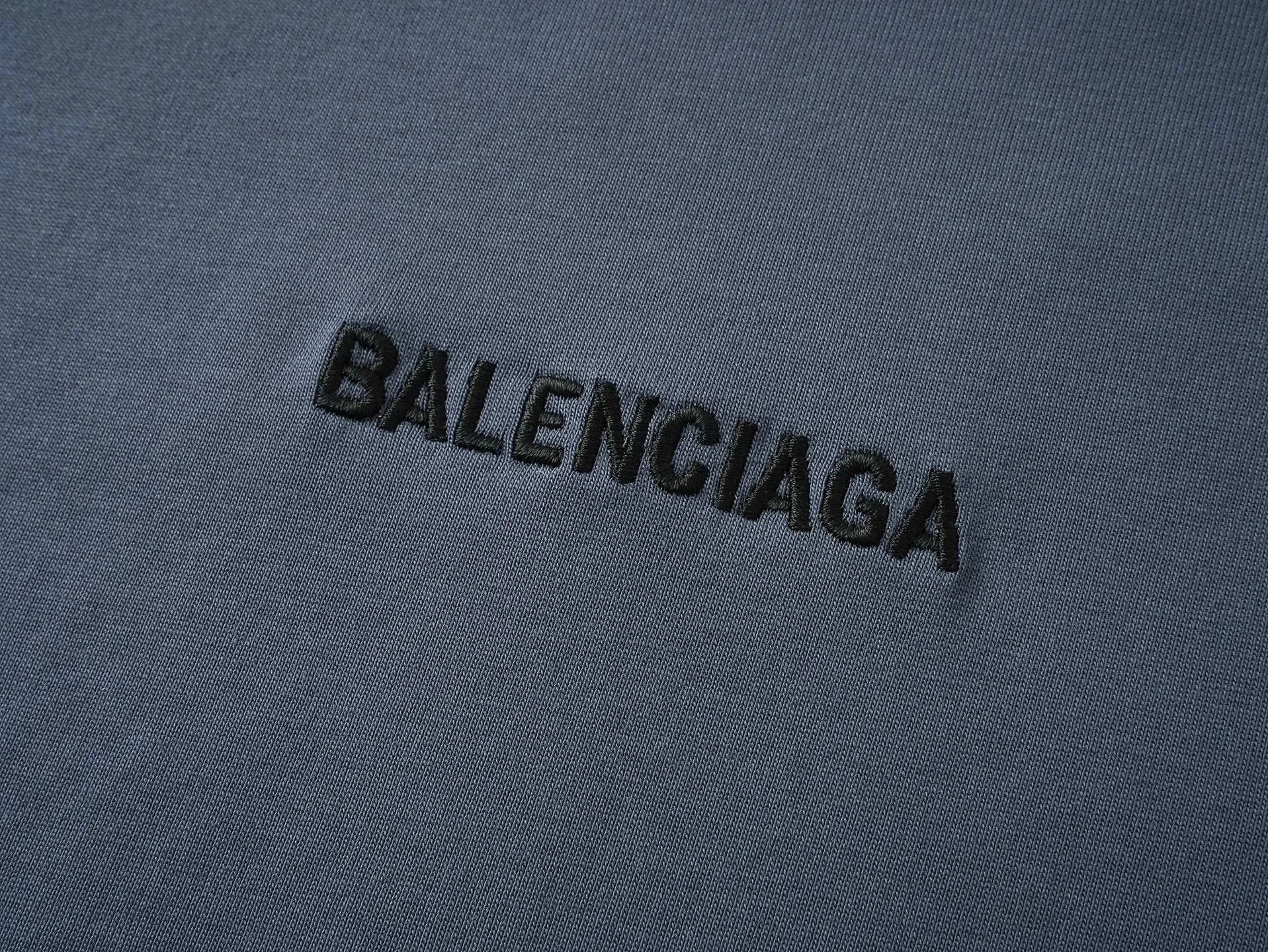 🅿️210 Real photos [Top version. Official website quality] BALENCI*GA/Paris #2025 new style. Front and back letter LOGO embroidery, hand-painted graffiti, distressed short-sleeved T-shirt, full of design. Welcome to compare. Notice! ️The fabric uses genuine environmentally friendly dyes, custom-woven and dyed 100% cotton double yarn, weight 260 grams, the cloth surface is clean. The cloth pattern is clear, soft and comfortable. The threads are dyed with no color difference. The classic letter LOGO is embroidered using imported Tajima embroidery machine. Ready-to-wear hand drawn doodles. Extra heavy craftsmanship. . Restore brick cabinets, adopt OS loose shoulder style. Same style for men and women. Code: BL253718 Color: dark gray blue Size: XS S M L