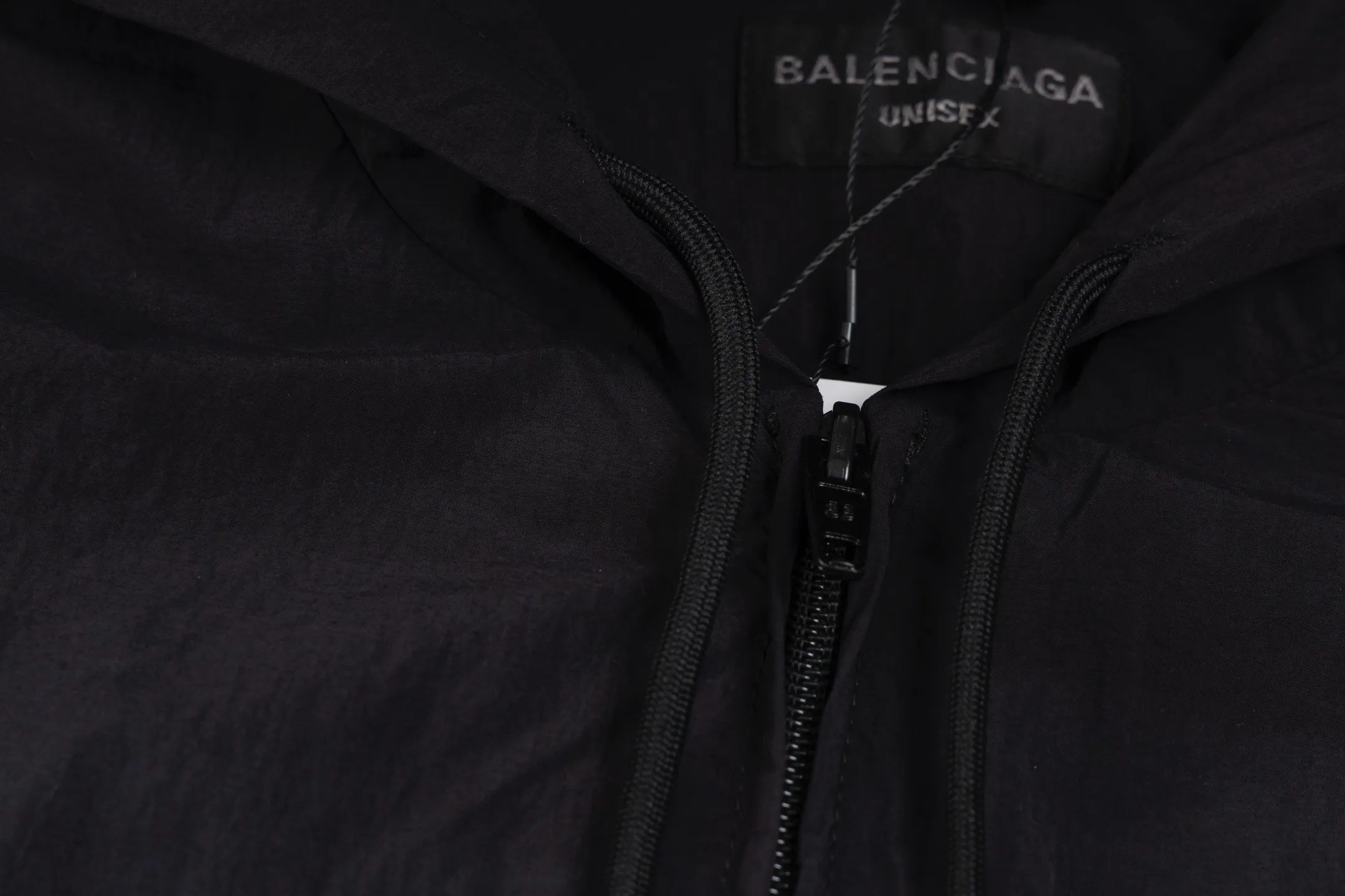 🅿️500 [Exclusive supply] BLCG 25FW circular woven hooded sports jacket. The original version was purchased for 21,500 and developed. The fabric is made of 210T145GSM matte micro-pleated nylon four-way stretch Taslon. It is waterproofed before cutting. It can be daily water-repellent and practical. The front and back panels are made of horse-sprayed whitening effect. , the circular letter pattern is embroidered with imported Tajima machine thousands of needles, and the gray binding strip is ultrasonic technology. The color is dyed and matched. It is not available in the market. The hooded design has double drawstrings for tightening. The lining has open pockets on both sides. Precision needle embroidery technology. The embroidery is very fine and dense. The letter pattern outline design is clear. Manually precise code points. The finished garment bone hemming process. The workmanship is strict and fine. The inner lining is made of pure cotton bird's eye lining, which has moisture absorption and perspiration functions. The molded and engraved hardware double-headed zipper, the straight cut OS contour version, the upper body is highly recognizable, and it is perfectly produced by the first-line brand OEM factory. Size:XS/S/M