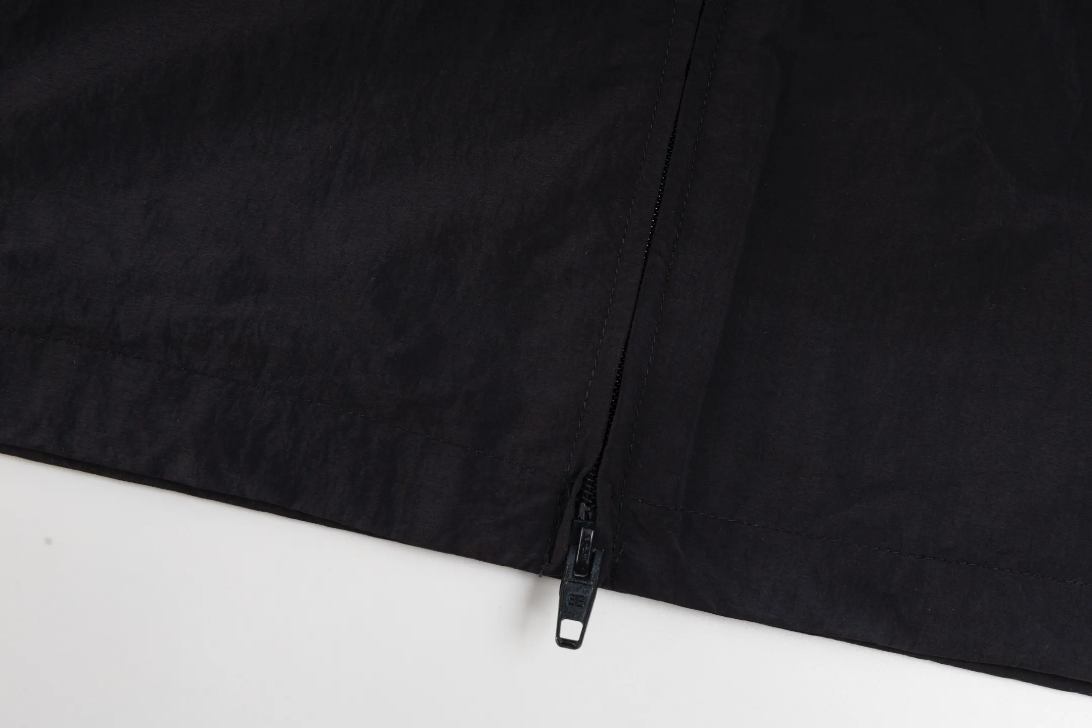 🅿️500 [Exclusive supply] BLCG 25FW circular woven hooded sports jacket. The original version was purchased for 21,500 and developed. The fabric is made of 210T145GSM matte micro-pleated nylon four-way stretch Taslon. It is waterproofed before cutting. It can be daily water-repellent and practical. The front and back panels are made of horse-sprayed whitening effect. , the circular letter pattern is embroidered with imported Tajima machine thousands of needles, and the gray binding strip is ultrasonic technology. The color is dyed and matched. It is not available in the market. The hooded design has double drawstrings for tightening. The lining has open pockets on both sides. Precision needle embroidery technology. The embroidery is very fine and dense. The letter pattern outline design is clear. Manually precise code points. The finished garment bone hemming process. The workmanship is strict and fine. The inner lining is made of pure cotton bird's eye lining, which has moisture absorption and perspiration functions. The molded and engraved hardware double-headed zipper, the straight cut OS contour version, the upper body is highly recognizable, and it is perfectly produced by the first-line brand OEM factory. Size:XS/S/M