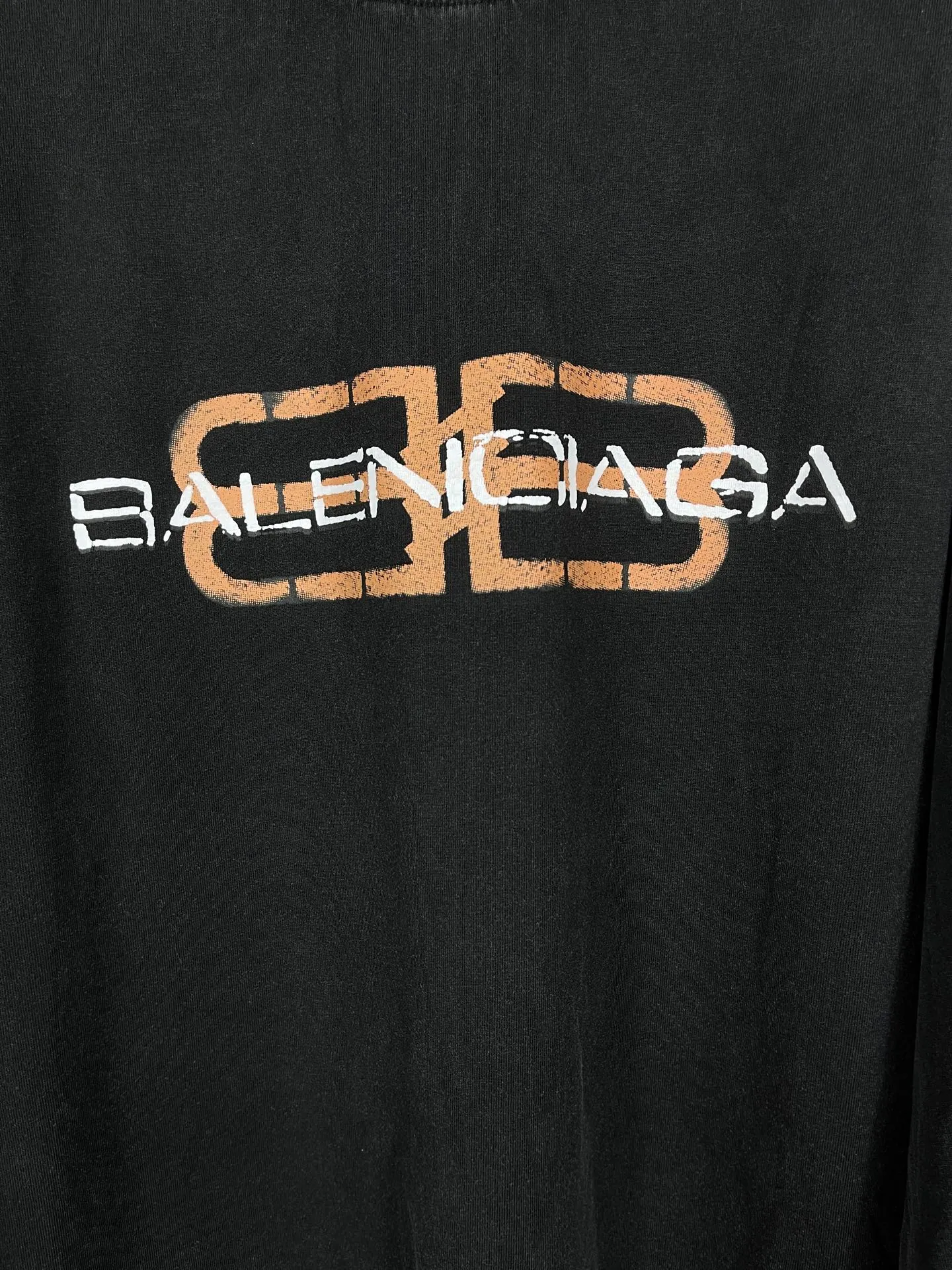 🅿️220 real photos [Top version. Official website quality] BALENCI*GA/Paris. SS25 latest model, Paris new LOGO printed washed and distressed short-sleeved long-sleeved T-shirt. Brick cabinet synchronization. Genuine product developed at the first time, welcome to compare! The fabric is made of Paris ZP custom-woven and dyed cotton double yarn. Weighing 260 grams, the cloth surface is clean. The cloth pattern is clear, soft and comfortable. The threads are dyed with no color difference. The printing uses environmentally friendly imported rubber paddles. The letters are clear and the effect is three-dimensional. Garment wash. The version adopts OS loose shoulder design. Same style for men and women. Code: BL255090 Color: washed black Size: XS S M L
