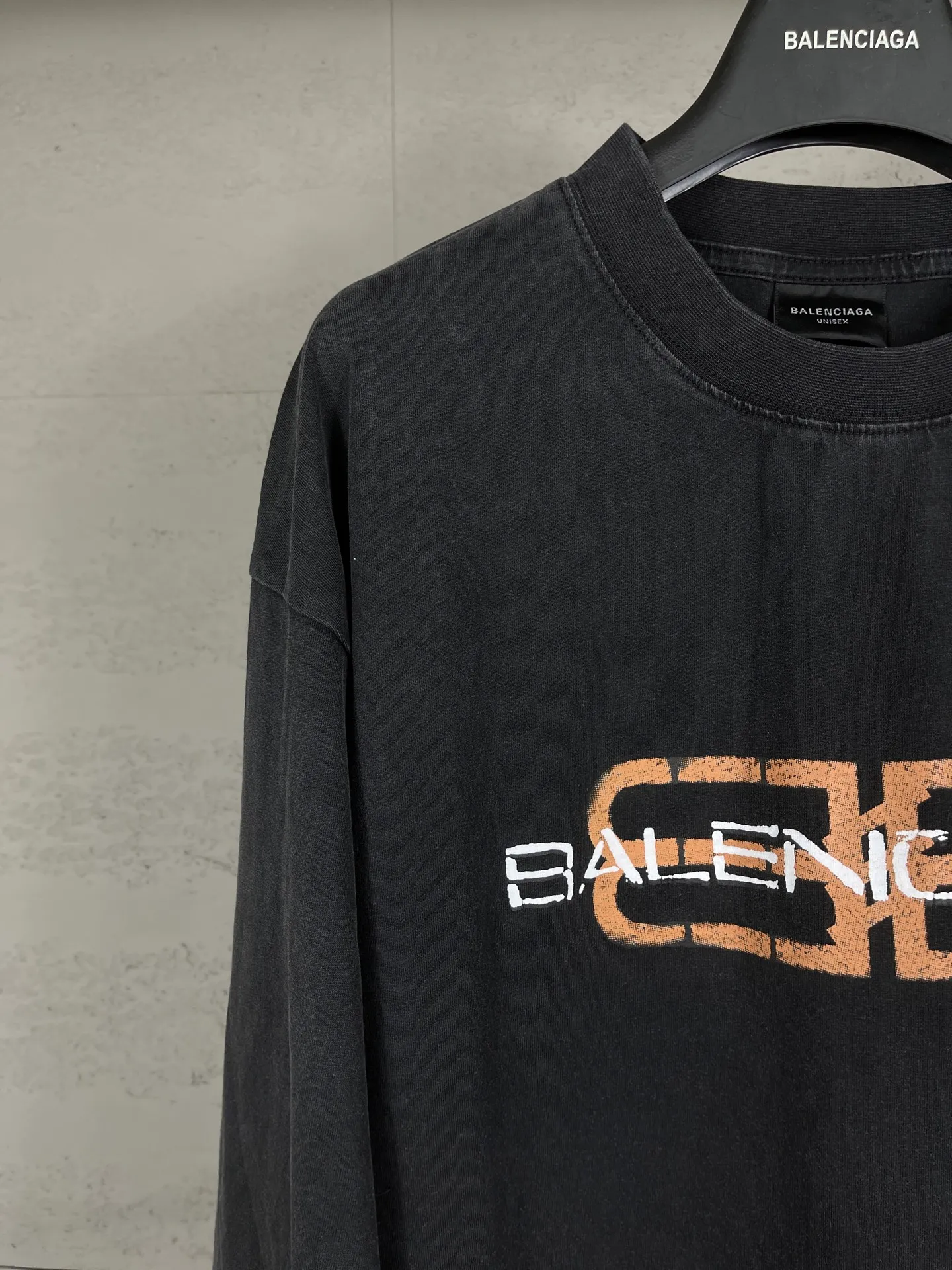 🅿️220 real photos [Top version. Official website quality] BALENCI*GA/Paris. SS25 latest model, Paris new LOGO printed washed and distressed short-sleeved long-sleeved T-shirt. Brick cabinet synchronization. Genuine product developed at the first time, welcome to compare! The fabric is made of Paris ZP custom-woven and dyed cotton double yarn. Weighing 260 grams, the cloth surface is clean. The cloth pattern is clear, soft and comfortable. The threads are dyed with no color difference. The printing uses environmentally friendly imported rubber paddles. The letters are clear and the effect is three-dimensional. Garment wash. The version adopts OS loose shoulder design. Same style for men and women. Code: BL255090 Color: washed black Size: XS S M L