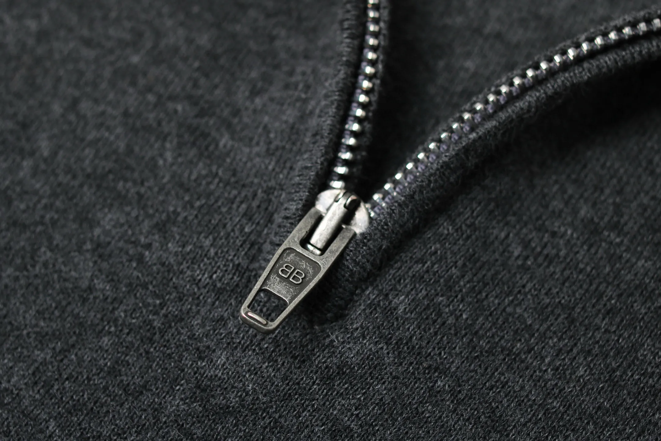 🅿️440 [Exclusive supply] BLCG 25SS solid color stand-up collar half-zip sweater, originally purchased and developed for 15,800, the fabric is made of 30 cashmere blended wool, using an imported (SOTO) 14 knitting machine, wool enzyme washing, wool jacquard, customized 1:1 zipper, customized 1:1 trademark, loose version, the overall line is straight and delicate, the fabric is comfortable and soft, the color is consistent and no color difference It can be matched with the same style to create a fashionable look, and can be used in various occasions. Customized accessories, complete with three standards, the same style for men and women. Size:XS-S-M
