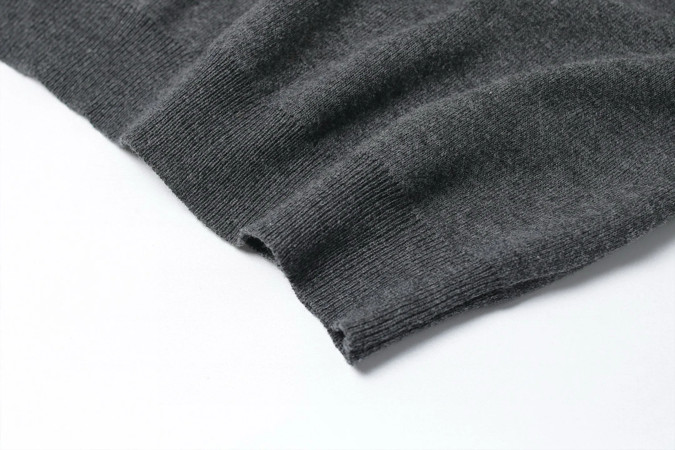 🅿️440 [Exclusive supply] BLCG 25SS solid color stand-up collar half-zip sweater, originally purchased and developed for 15,800, the fabric is made of 30 cashmere blended wool, using an imported (SOTO) 14 knitting machine, wool enzyme washing, wool jacquard, customized 1:1 zipper, customized 1:1 trademark, loose version, the overall line is straight and delicate, the fabric is comfortable and soft, the color is consistent and no color difference It can be matched with the same style to create a fashionable look, and can be used in various occasions. Customized accessories, complete with three standards, the same style for men and women. Size:XS-S-M