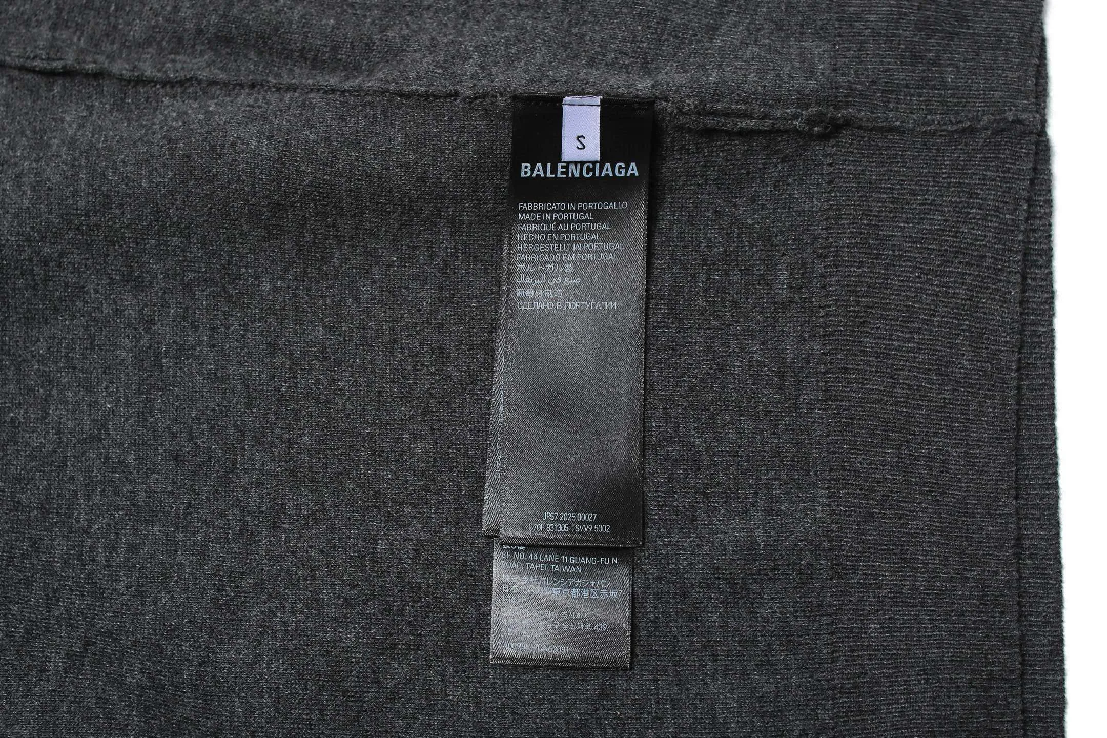 🅿️440 [Exclusive supply] BLCG 25SS solid color stand-up collar half-zip sweater, originally purchased and developed for 15,800, the fabric is made of 30 cashmere blended wool, using an imported (SOTO) 14 knitting machine, wool enzyme washing, wool jacquard, customized 1:1 zipper, customized 1:1 trademark, loose version, the overall line is straight and delicate, the fabric is comfortable and soft, the color is consistent and no color difference It can be matched with the same style to create a fashionable look, and can be used in various occasions. Customized accessories, complete with three standards, the same style for men and women. Size:XS-S-M