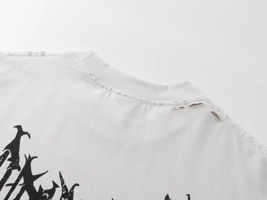 🅿️290 BALENCI*GA Paris Sanskrit cracked printed long sleeves. The fabric is made of Paris ZP custom-woven and dyed double-yarn pure cotton fabric 280g. The threads are custom-woven and dyed with no color difference. The front and back prints are cracked with environmentally friendly imported materials. The ready-made garments are washed in many places to make them worn and worn. Two high-temperature washes. Os drop-shoulder loose version. Same style for men and women -Color: off-white -SIZE: XS S M L Style number 8625#