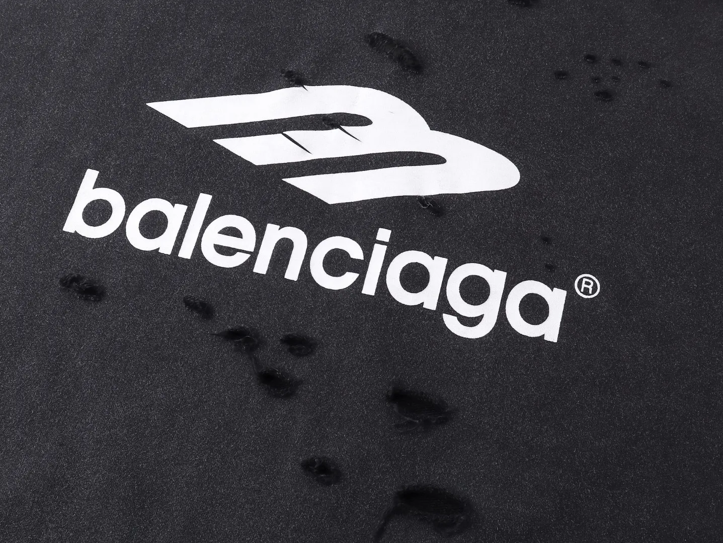 🅿️400 BALENCI*GA Paris' latest 3M classic LOGO printed hooded long-sleeved sweatshirt on the chest. The front printing is made of imported environmentally friendly offset printing. The master manually positions and grinds the fixed points. The effect is three-dimensional. Exclusively pattern-woven and dyed 460g fabric. Threads are dyed in the same vat with zero color difference. Brick cabinet synchronization. Welcome to compare. Same style for men and women -Color: washed black, washed blue -SIZE: Xs S M L Style No. 8958#