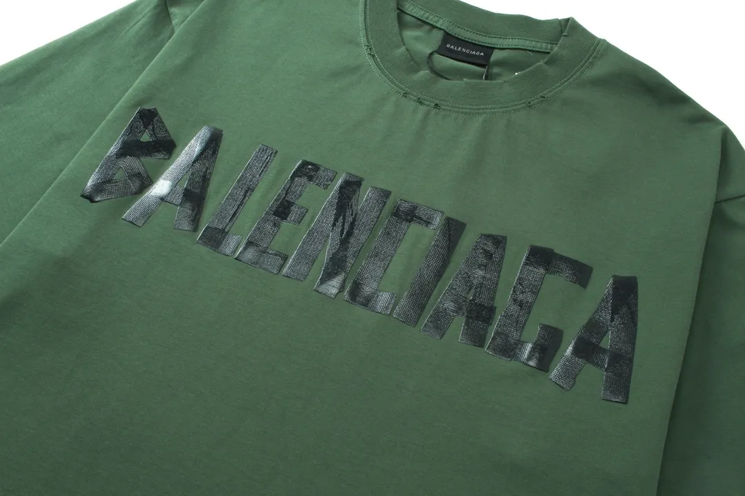 🅿️194 Detailed picture [Top version. Official website quality] BALENCI*GA/Paris. 23ss latest classic model. Tape pulp printing. Ready-to-wear washed and distressed short-sleeved T-shirt. Brick cabinet synchronization. The fabric is made of Paris ZP custom-woven and dyed 100% cotton double yarn compact cotton. The weight is 260 grams, the cloth surface is clean. The cloth pattern is clear, soft and comfortable, and the thread is dyed with no color difference. The classic pattern is printed with environmentally friendly imported materials, and the tape pattern is glued. The letters are clear and the effect is three-dimensional. Restored brick cabinet. The garments were washed and aged, and polished by many hands. Produced by ultra-heavy craftsmanship, the market currency is very different, welcome to compare.                                 Note⚠️ZP is made of iron gray garments that are washed and distressed. Pay attention to the big difference! Welcome to compare! The version adopts OS loose shoulder version. The same style for men and women. Code: BL223089 Color: iron gray, white, fluorescent green, gray blue, coffee color, fog blue, beige gray, burgundy, green, floral gray Size: XS S M L