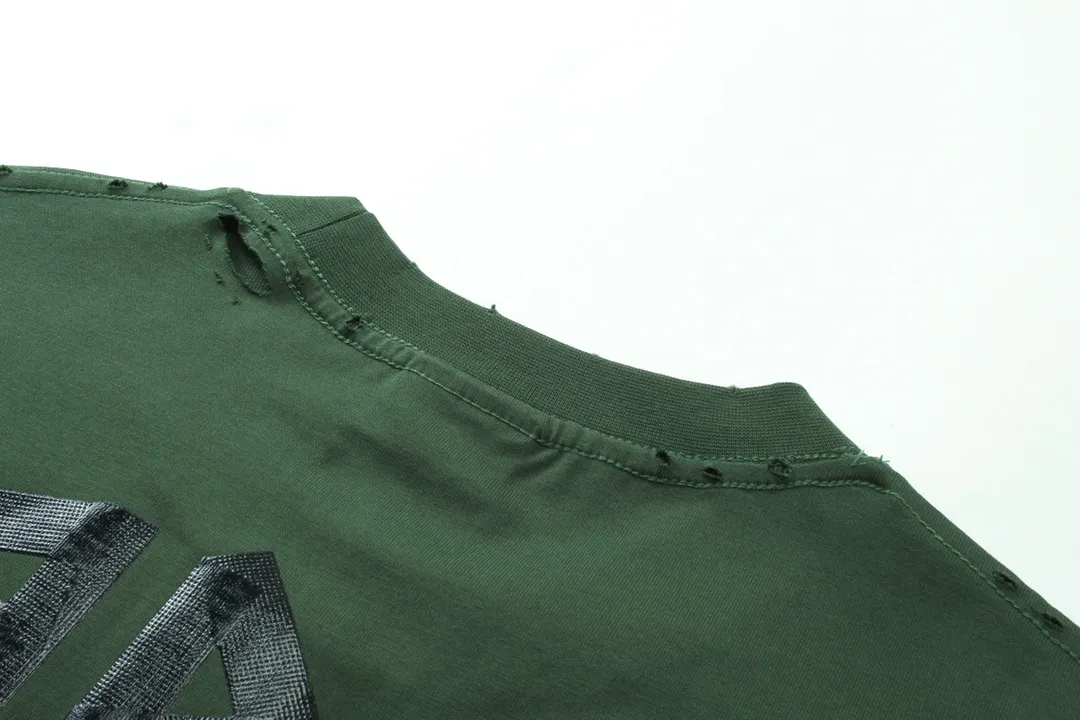 🅿️194 Detailed picture [Top version. Official website quality] BALENCI*GA/Paris. 23ss latest classic model. Tape pulp printing. Ready-to-wear washed and distressed short-sleeved T-shirt. Brick cabinet synchronization. The fabric is made of Paris ZP custom-woven and dyed 100% cotton double yarn compact cotton. The weight is 260 grams, the cloth surface is clean. The cloth pattern is clear, soft and comfortable, and the thread is dyed with no color difference. The classic pattern is printed with environmentally friendly imported materials, and the tape pattern is glued. The letters are clear and the effect is three-dimensional. Restored brick cabinet. The garments were washed and aged, and polished by many hands. Produced by ultra-heavy craftsmanship, the market currency is very different, welcome to compare.                                 Note⚠️ZP is made of iron gray garments that are washed and distressed. Pay attention to the big difference! Welcome to compare! The version adopts OS loose shoulder version. The same style for men and women. Code: BL223089 Color: iron gray, white, fluorescent green, gray blue, coffee color, fog blue, beige gray, burgundy, green, floral gray Size: XS S M L