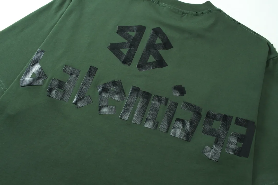 🅿️194 Detailed picture [Top version. Official website quality] BALENCI*GA/Paris. 23ss latest classic model. Tape pulp printing. Ready-to-wear washed and distressed short-sleeved T-shirt. Brick cabinet synchronization. The fabric is made of Paris ZP custom-woven and dyed 100% cotton double yarn compact cotton. The weight is 260 grams, the cloth surface is clean. The cloth pattern is clear, soft and comfortable, and the thread is dyed with no color difference. The classic pattern is printed with environmentally friendly imported materials, and the tape pattern is glued. The letters are clear and the effect is three-dimensional. Restored brick cabinet. The garments were washed and aged, and polished by many hands. Produced by ultra-heavy craftsmanship, the market currency is very different, welcome to compare.                                 Note⚠️ZP is made of iron gray garments that are washed and distressed. Pay attention to the big difference! Welcome to compare! The version adopts OS loose shoulder version. The same style for men and women. Code: BL223089 Color: iron gray, white, fluorescent green, gray blue, coffee color, fog blue, beige gray, burgundy, green, floral gray Size: XS S M L