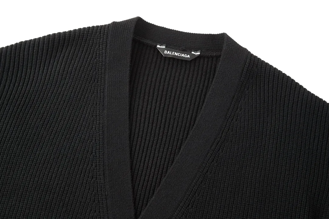 🅿️520 [Exclusive supply] BLCG sleeve-arm silicone leather label knitted cardigan (black) The original version was purchased and developed for 16,800. The fabric is made of custom-woven Xinjiang 45-count worsted wool yarn, which is not easy to pill, shrinks, and deforms. Cixing CX model has dual systems, 7 needles and 5 wool knitted piques, synchronized with luxury methods, and 1*1 rib knitting on the hem and cuffs. The large-body pique ingot weave is full of bumps and convexes, the armbands are molded with small glue labels, and the armbands are sewn with hand-cranked threads. Customized natural resin engraved buttons, the whole piece is made of special wool washing technology, OS silhouette is cut in a loose version, different from the old model with 23 fine needles, the latest version and the latest technology, the upper body has a stylish and good texture. Size:S-M-L