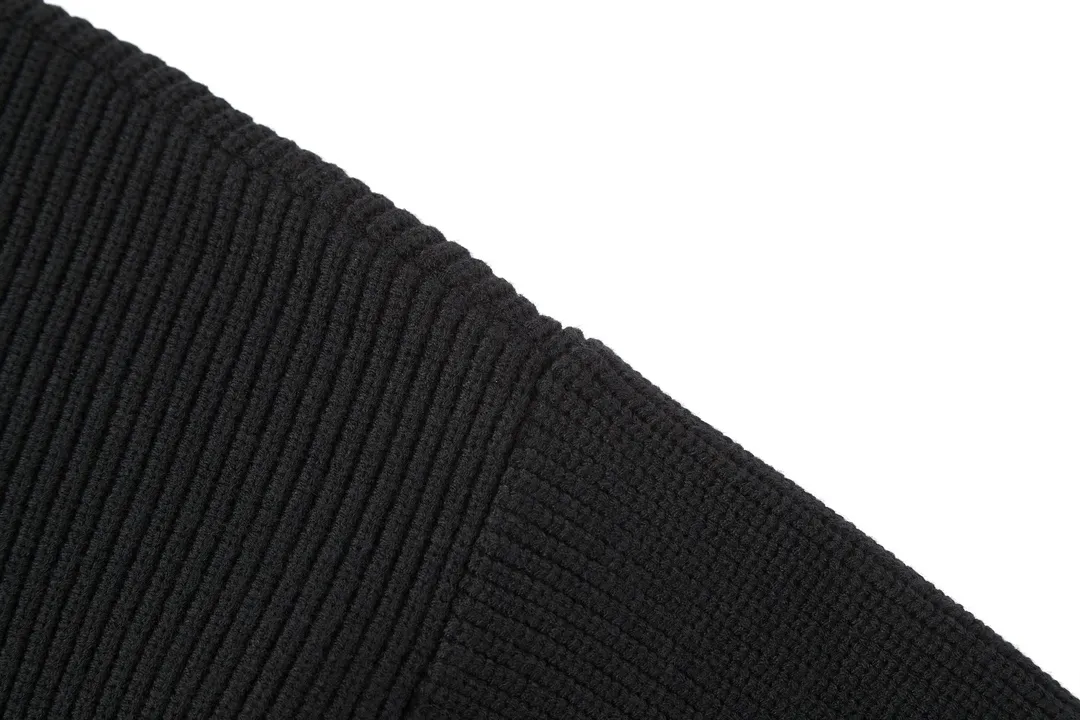 🅿️520 [Exclusive supply] BLCG sleeve-arm silicone leather label knitted cardigan (black) The original version was purchased and developed for 16,800. The fabric is made of custom-woven Xinjiang 45-count worsted wool yarn, which is not easy to pill, shrinks, and deforms. Cixing CX model has dual systems, 7 needles and 5 wool knitted piques, synchronized with luxury methods, and 1*1 rib knitting on the hem and cuffs. The large-body pique ingot weave is full of bumps and convexes, the armbands are molded with small glue labels, and the armbands are sewn with hand-cranked threads. Customized natural resin engraved buttons, the whole piece is made of special wool washing technology, OS silhouette is cut in a loose version, different from the old model with 23 fine needles, the latest version and the latest technology, the upper body has a stylish and good texture. Size:S-M-L