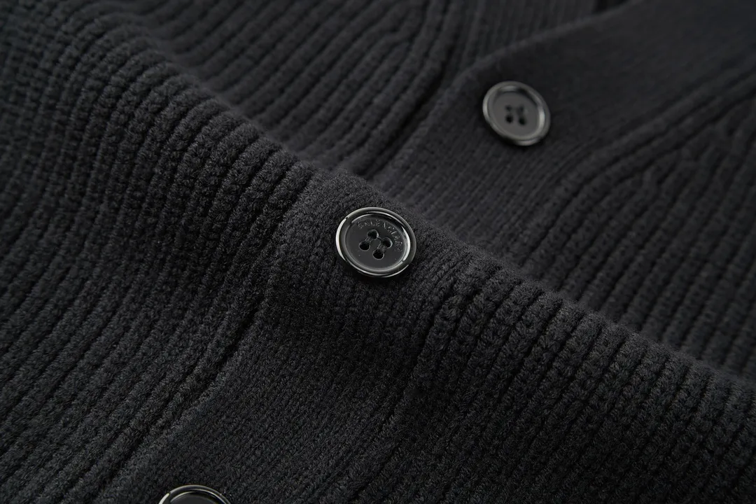 🅿️520 [Exclusive supply] BLCG sleeve-arm silicone leather label knitted cardigan (black) The original version was purchased and developed for 16,800. The fabric is made of custom-woven Xinjiang 45-count worsted wool yarn, which is not easy to pill, shrinks, and deforms. Cixing CX model has dual systems, 7 needles and 5 wool knitted piques, synchronized with luxury methods, and 1*1 rib knitting on the hem and cuffs. The large-body pique ingot weave is full of bumps and convexes, the armbands are molded with small glue labels, and the armbands are sewn with hand-cranked threads. Customized natural resin engraved buttons, the whole piece is made of special wool washing technology, OS silhouette is cut in a loose version, different from the old model with 23 fine needles, the latest version and the latest technology, the upper body has a stylish and good texture. Size:S-M-L