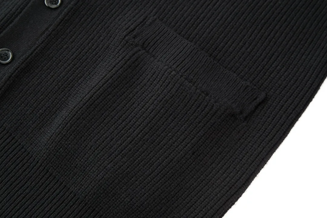 🅿️520 [Exclusive supply] BLCG sleeve-arm silicone leather label knitted cardigan (black) The original version was purchased and developed for 16,800. The fabric is made of custom-woven Xinjiang 45-count worsted wool yarn, which is not easy to pill, shrinks, and deforms. Cixing CX model has dual systems, 7 needles and 5 wool knitted piques, synchronized with luxury methods, and 1*1 rib knitting on the hem and cuffs. The large-body pique ingot weave is full of bumps and convexes, the armbands are molded with small glue labels, and the armbands are sewn with hand-cranked threads. Customized natural resin engraved buttons, the whole piece is made of special wool washing technology, OS silhouette is cut in a loose version, different from the old model with 23 fine needles, the latest version and the latest technology, the upper body has a stylish and good texture. Size:S-M-L