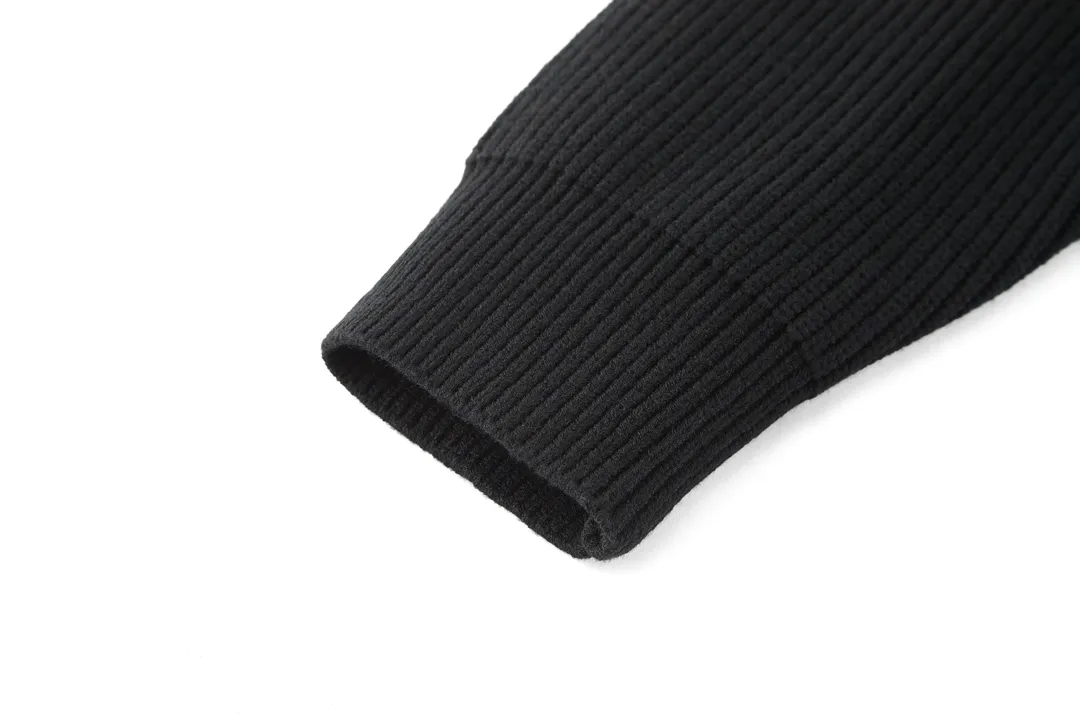 🅿️520 [Exclusive supply] BLCG sleeve-arm silicone leather label knitted cardigan (black) The original version was purchased and developed for 16,800. The fabric is made of custom-woven Xinjiang 45-count worsted wool yarn, which is not easy to pill, shrinks, and deforms. Cixing CX model has dual systems, 7 needles and 5 wool knitted piques, synchronized with luxury methods, and 1*1 rib knitting on the hem and cuffs. The large-body pique ingot weave is full of bumps and convexes, the armbands are molded with small glue labels, and the armbands are sewn with hand-cranked threads. Customized natural resin engraved buttons, the whole piece is made of special wool washing technology, OS silhouette is cut in a loose version, different from the old model with 23 fine needles, the latest version and the latest technology, the upper body has a stylish and good texture. Size:S-M-L