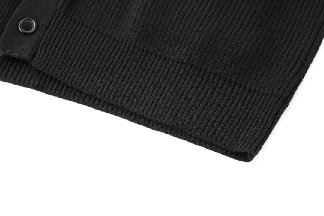 🅿️520 [Exclusive supply] BLCG sleeve-arm silicone leather label knitted cardigan (black) The original version was purchased and developed for 16,800. The fabric is made of custom-woven Xinjiang 45-count worsted wool yarn, which is not easy to pill, shrinks, and deforms. Cixing CX model has dual systems, 7 needles and 5 wool knitted piques, synchronized with luxury methods, and 1*1 rib knitting on the hem and cuffs. The large-body pique ingot weave is full of bumps and convexes, the armbands are molded with small glue labels, and the armbands are sewn with hand-cranked threads. Customized natural resin engraved buttons, the whole piece is made of special wool washing technology, OS silhouette is cut in a loose version, different from the old model with 23 fine needles, the latest version and the latest technology, the upper body has a stylish and good texture. Size:S-M-L