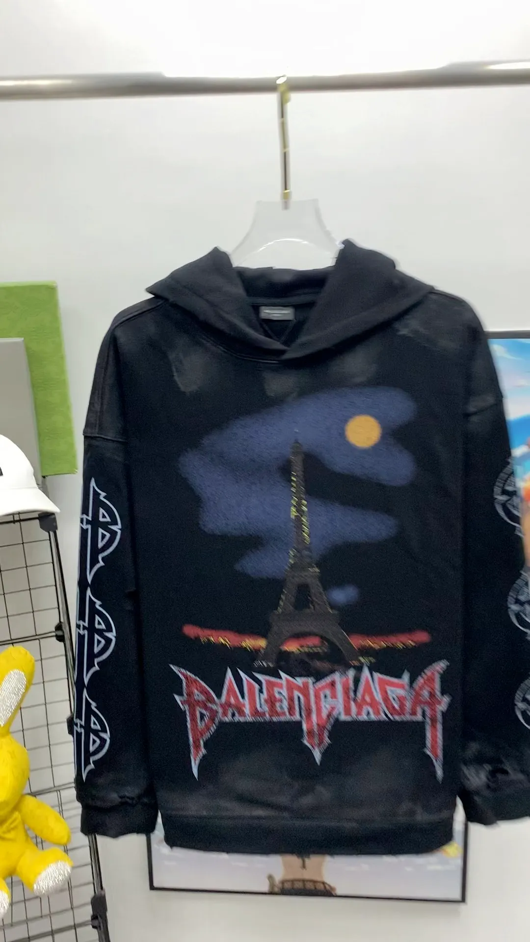 Frontal real shot video————The top tested version BALENCIAGA Tower Paris Night Balenciaga distressed dirty hole washed hooded sweatshirt YB1.3W purchase ➕ price 10K purchase original directional development! 460g double-ply double-yarn terry fabric, the garment weight is as high as 1.2kg! The back printing adopts Kornit digital direct printing process, and the shipment is extremely slow! Especially the Yunmu color on the tower is very delicate and grainy! The overall bursting letters are very evenly distressed and have a full sense of distress! The whole body was severely damaged, all randomly worn by hand! Very time consuming! The whole piece of clothing went through three washes. The fabric was first pre-shrunk, and then washed with distressing water to wash out the color on the printed surface to give it a distressed look. After washing with water for the second time, do the dirty coating. The staining is also a manual process, and each position of the coating must be brushed more than 3 times before! The key point is the coating on the back. It is a process that really makes people vomit blood. It has to be brushed back and forth, more than 20 times, to evenly apply the coating! It can be said that it will never be seen alive. After the coating is completed, the garments will be sprayed and then washed with wax! After washing with the wax, the fabric feels smooth and won't have that harsh, rough feel! This is also a key craft! If this step is missing, it won’t be visible on the screen, but it will be very uncomfortable and the skin texture will be very poor!  The workmanship is troublesome, and it normally takes 15 days for orders to be returned! Look at this construction period and this price, do you think it’s worth it?  Size: XS-L Color: Active Black P:470