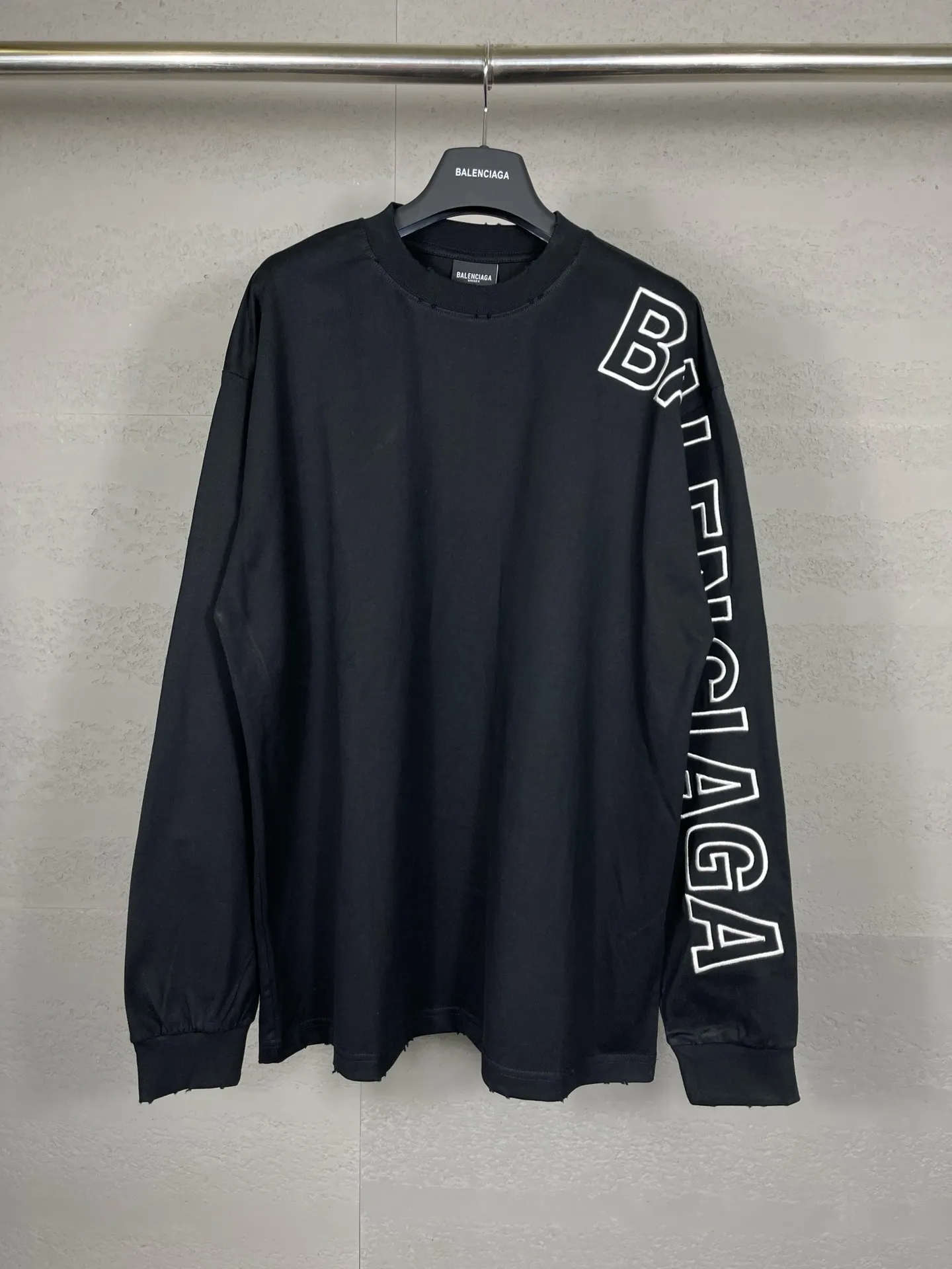🅿️220 Detailed picture [Top version. Official website quality] BALENCI*GA/Paris BALENCI*GA#2024 latest model, Paris classic letters and large LOGO embroidery. Brick cabinet sync. The first genuine product was developed, with over 200,000 stitches of counter-position embroidery on the chest. Welcome to compare! The fabric is made of Paris ZP custom-woven and dyed 100% cotton double-yarn compact cotton. The weight is 260 grams. The cloth surface is clean. The cloth pattern is clear. It is soft and comfortable. It has good color fastness and is not easy to change color. The threads are woven and dyed with no color difference. The embroidery is done using imported Tajima embroidery machines. Super W needle thread embroidery, accurate positioning, three-dimensional effect, clear lines. No burrs and miscellaneous threads, ultra-high craftsmanship embroidery. The version adopts OS loose shoulder design. Same style for men and women. Code: BL225010 Color: black, white. Size: XS S M L