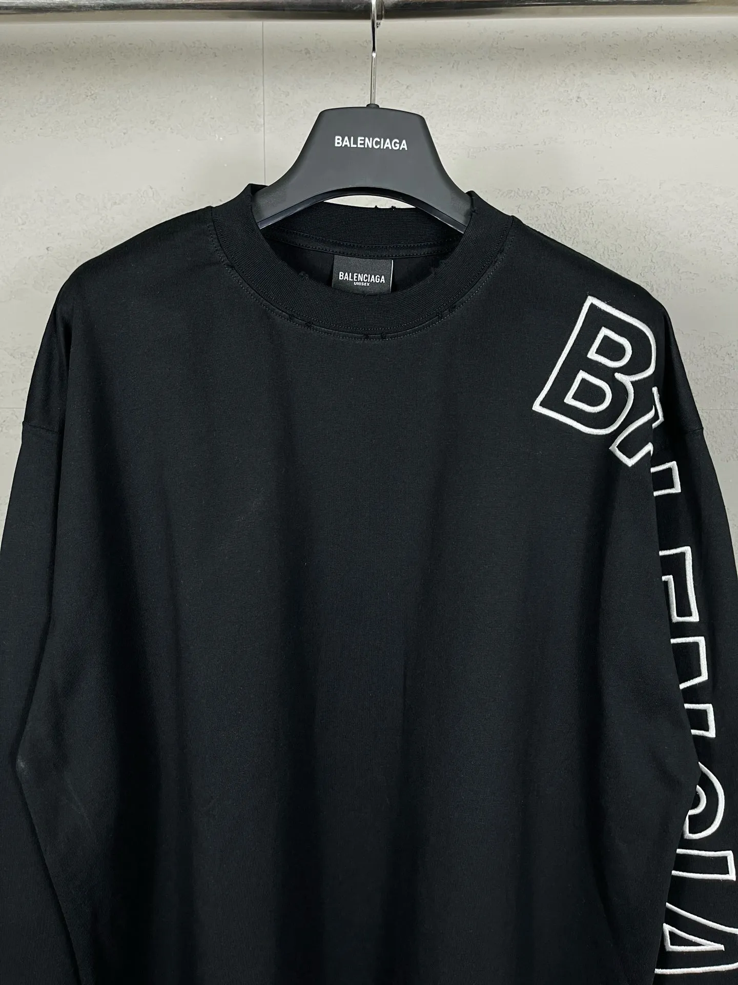 🅿️220 Detailed picture [Top version. Official website quality] BALENCI*GA/Paris BALENCI*GA#2024 latest model, Paris classic letters and large LOGO embroidery. Brick cabinet sync. The first genuine product was developed, with over 200,000 stitches of counter-position embroidery on the chest. Welcome to compare! The fabric is made of Paris ZP custom-woven and dyed 100% cotton double-yarn compact cotton. The weight is 260 grams. The cloth surface is clean. The cloth pattern is clear. It is soft and comfortable. It has good color fastness and is not easy to change color. The threads are woven and dyed with no color difference. The embroidery is done using imported Tajima embroidery machines. Super W needle thread embroidery, accurate positioning, three-dimensional effect, clear lines. No burrs and miscellaneous threads, ultra-high craftsmanship embroidery. The version adopts OS loose shoulder design. Same style for men and women. Code: BL225010 Color: black, white. Size: XS S M L