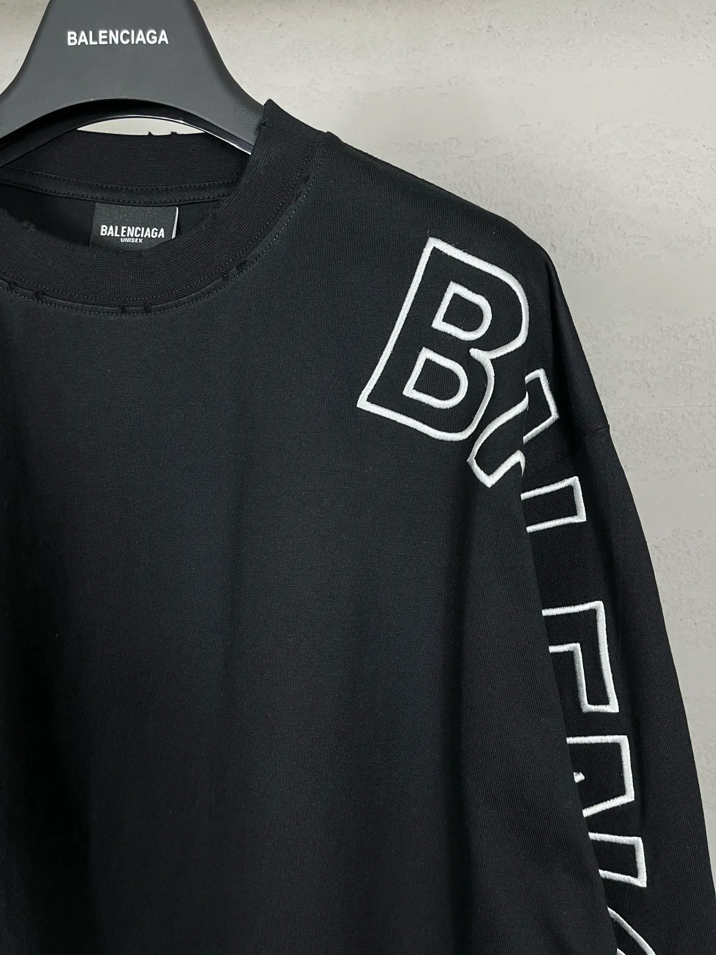 🅿️220 Detailed picture [Top version. Official website quality] BALENCI*GA/Paris BALENCI*GA#2024 latest model, Paris classic letters and large LOGO embroidery. Brick cabinet sync. The first genuine product was developed, with over 200,000 stitches of counter-position embroidery on the chest. Welcome to compare! The fabric is made of Paris ZP custom-woven and dyed 100% cotton double-yarn compact cotton. The weight is 260 grams. The cloth surface is clean. The cloth pattern is clear. It is soft and comfortable. It has good color fastness and is not easy to change color. The threads are woven and dyed with no color difference. The embroidery is done using imported Tajima embroidery machines. Super W needle thread embroidery, accurate positioning, three-dimensional effect, clear lines. No burrs and miscellaneous threads, ultra-high craftsmanship embroidery. The version adopts OS loose shoulder design. Same style for men and women. Code: BL225010 Color: black, white. Size: XS S M L