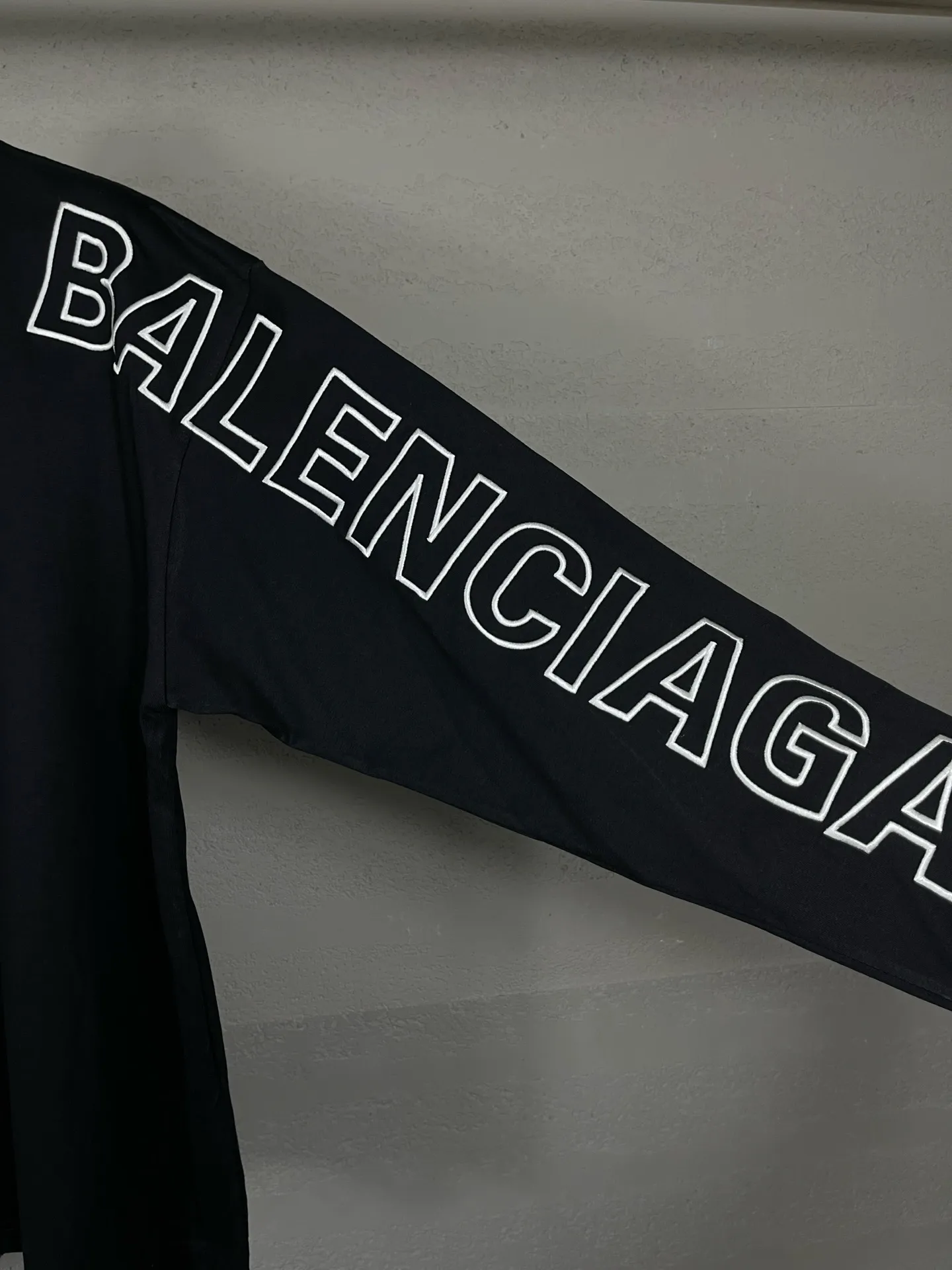 🅿️220 Detailed picture [Top version. Official website quality] BALENCI*GA/Paris BALENCI*GA#2024 latest model, Paris classic letters and large LOGO embroidery. Brick cabinet sync. The first genuine product was developed, with over 200,000 stitches of counter-position embroidery on the chest. Welcome to compare! The fabric is made of Paris ZP custom-woven and dyed 100% cotton double-yarn compact cotton. The weight is 260 grams. The cloth surface is clean. The cloth pattern is clear. It is soft and comfortable. It has good color fastness and is not easy to change color. The threads are woven and dyed with no color difference. The embroidery is done using imported Tajima embroidery machines. Super W needle thread embroidery, accurate positioning, three-dimensional effect, clear lines. No burrs and miscellaneous threads, ultra-high craftsmanship embroidery. The version adopts OS loose shoulder design. Same style for men and women. Code: BL225010 Color: black, white. Size: XS S M L