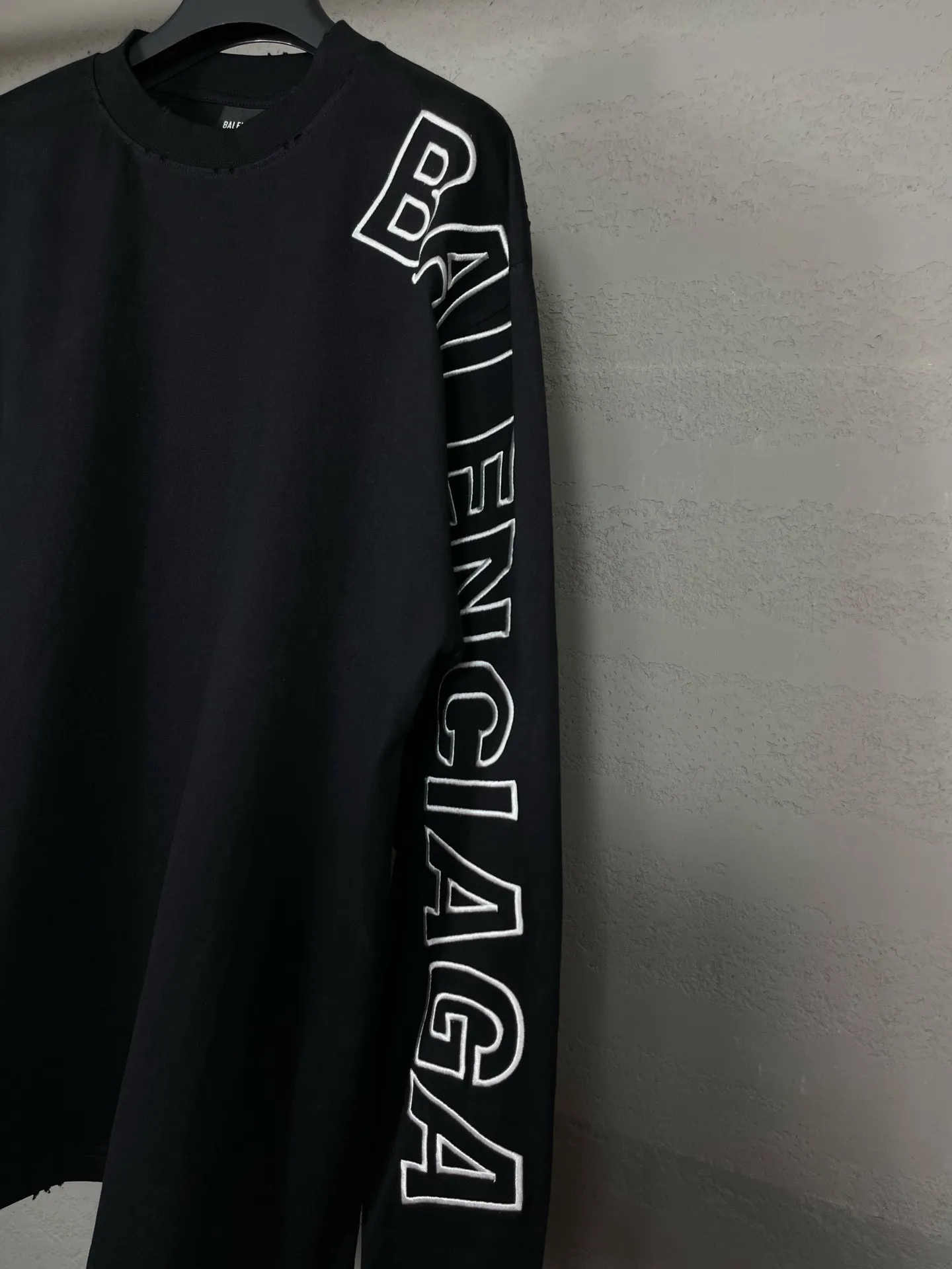 🅿️220 Detailed picture [Top version. Official website quality] BALENCI*GA/Paris BALENCI*GA#2024 latest model, Paris classic letters and large LOGO embroidery. Brick cabinet sync. The first genuine product was developed, with over 200,000 stitches of counter-position embroidery on the chest. Welcome to compare! The fabric is made of Paris ZP custom-woven and dyed 100% cotton double-yarn compact cotton. The weight is 260 grams. The cloth surface is clean. The cloth pattern is clear. It is soft and comfortable. It has good color fastness and is not easy to change color. The threads are woven and dyed with no color difference. The embroidery is done using imported Tajima embroidery machines. Super W needle thread embroidery, accurate positioning, three-dimensional effect, clear lines. No burrs and miscellaneous threads, ultra-high craftsmanship embroidery. The version adopts OS loose shoulder design. Same style for men and women. Code: BL225010 Color: black, white. Size: XS S M L