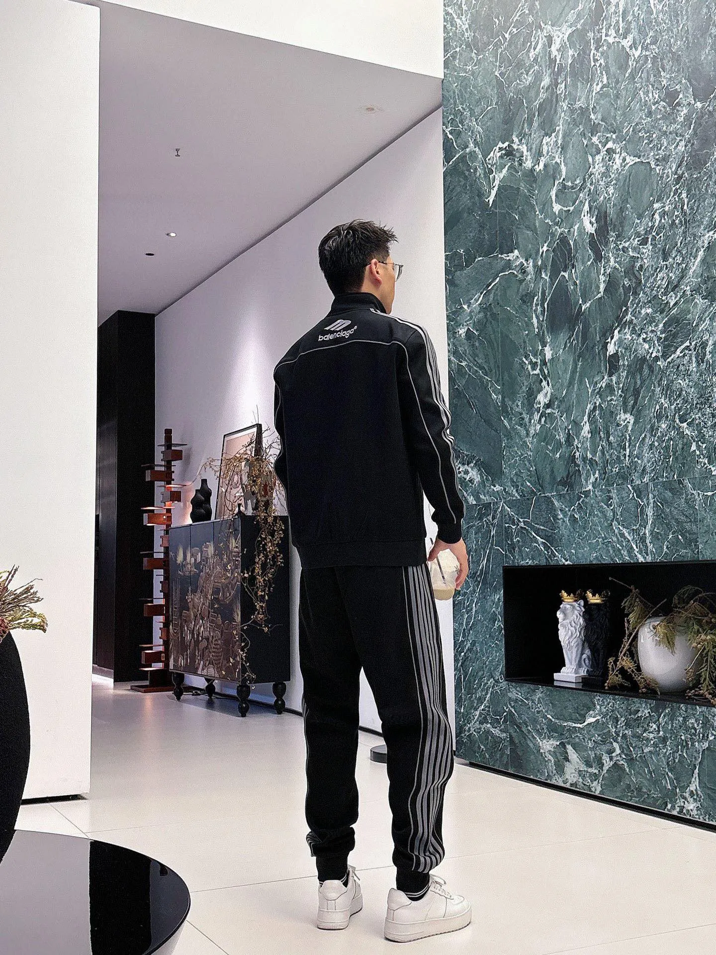 [BALENCIAGA] Hot-selling suit is coming. Focus on the original version of the official website. 2025 new hot-selling cardigan and sweatshirt suit. The original order is the best product🇭🇰. It is the meticulous work of top designers. It has a fitting and perfect upper body effect. All-natural high-quality Tencel Roman cotton 100%, close-fitting comfort, noble and elegant! Original hardware embodies elegance and nobility! Counter size: M-3XL (maximum wear up to 190 pounds)