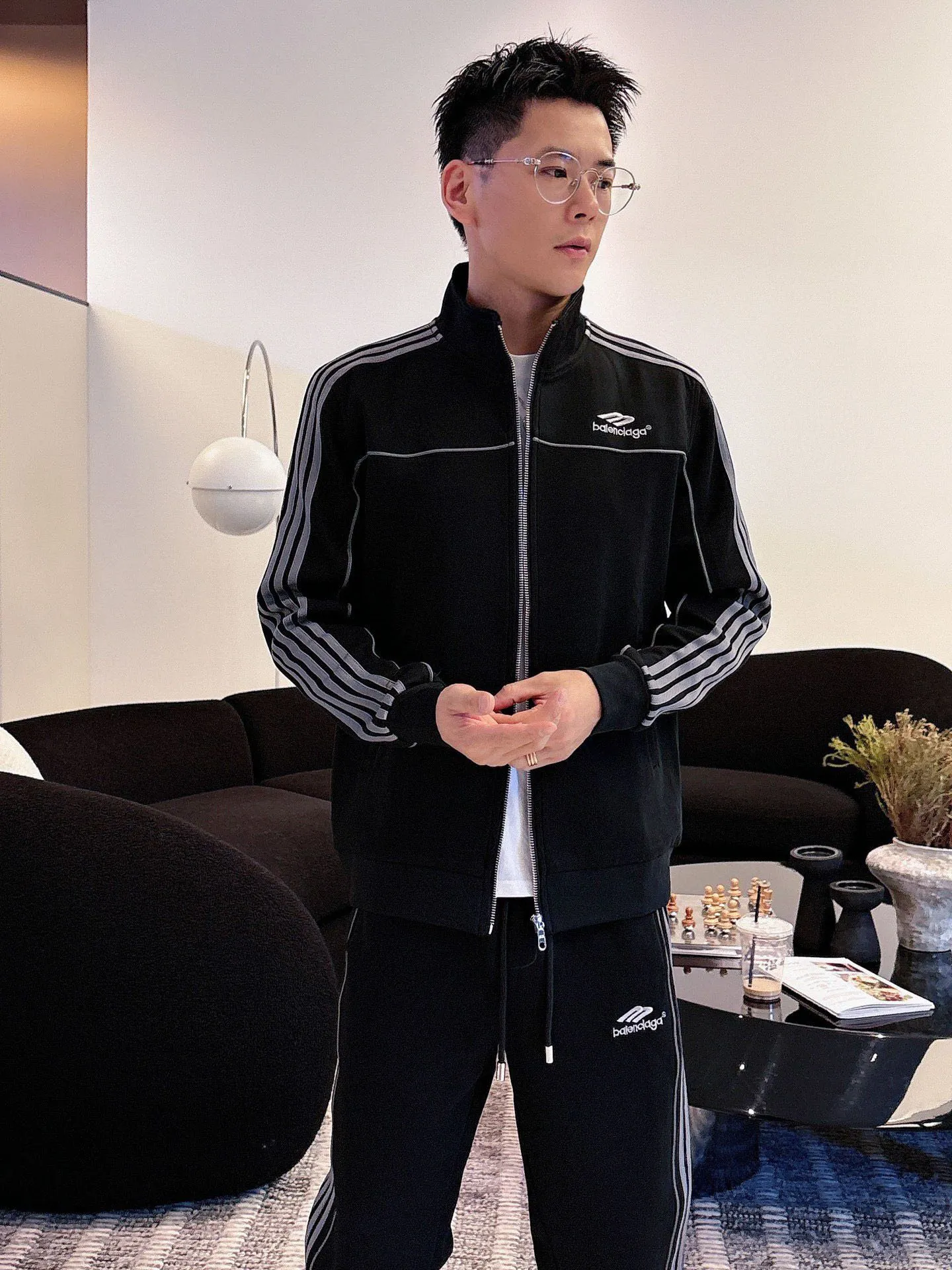 [BALENCIAGA] Hot-selling suit is coming. Focus on the original version of the official website. 2025 new hot-selling cardigan and sweatshirt suit. The original order is the best product🇭🇰. It is the meticulous work of top designers. It has a fitting and perfect upper body effect. All-natural high-quality Tencel Roman cotton 100%, close-fitting comfort, noble and elegant! Original hardware embodies elegance and nobility! Counter size: M-3XL (maximum wear up to 190 pounds)