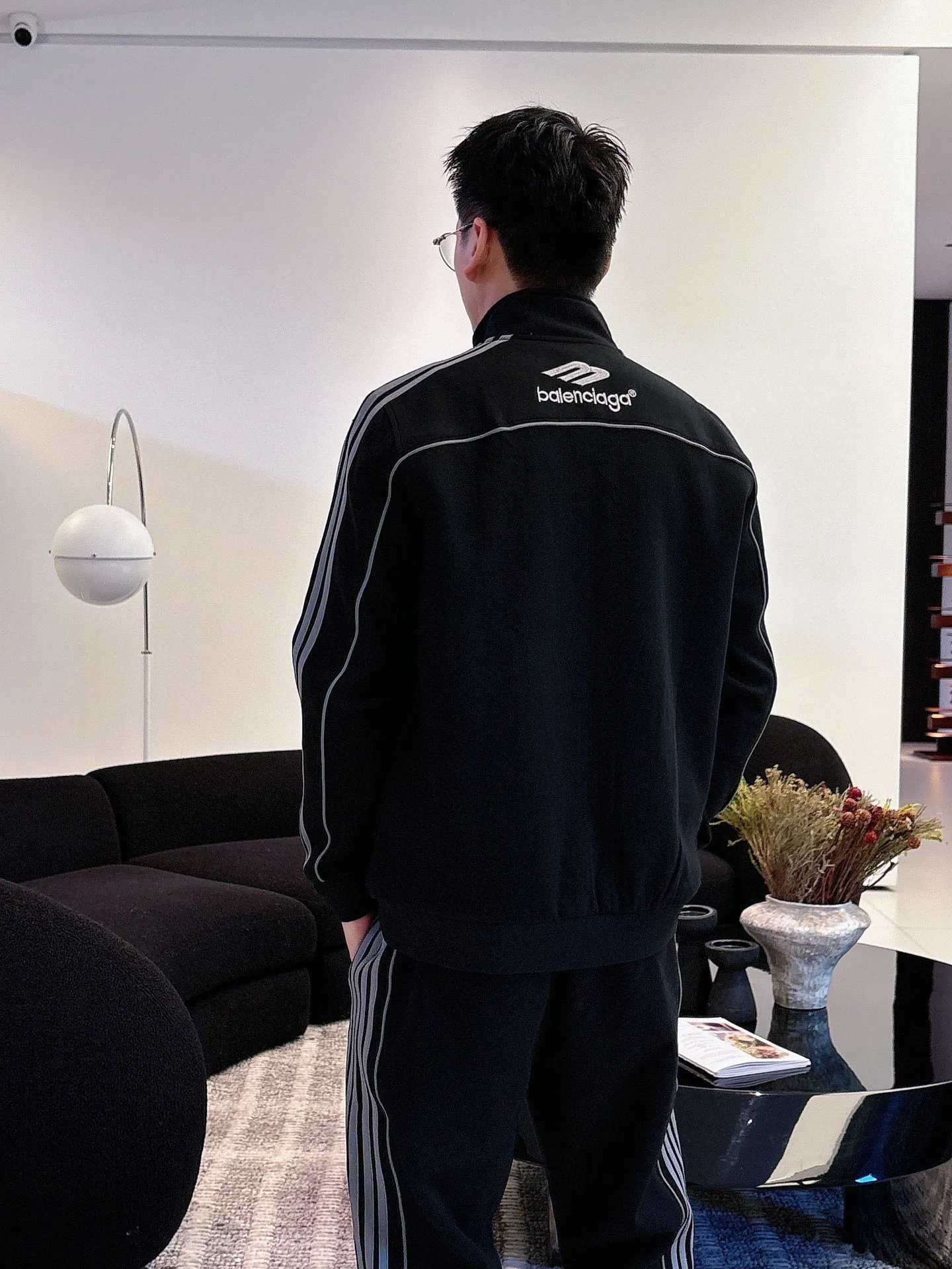 [BALENCIAGA] Hot-selling suit is coming. Focus on the original version of the official website. 2025 new hot-selling cardigan and sweatshirt suit. The original order is the best product🇭🇰. It is the meticulous work of top designers. It has a fitting and perfect upper body effect. All-natural high-quality Tencel Roman cotton 100%, close-fitting comfort, noble and elegant! Original hardware embodies elegance and nobility! Counter size: M-3XL (maximum wear up to 190 pounds)