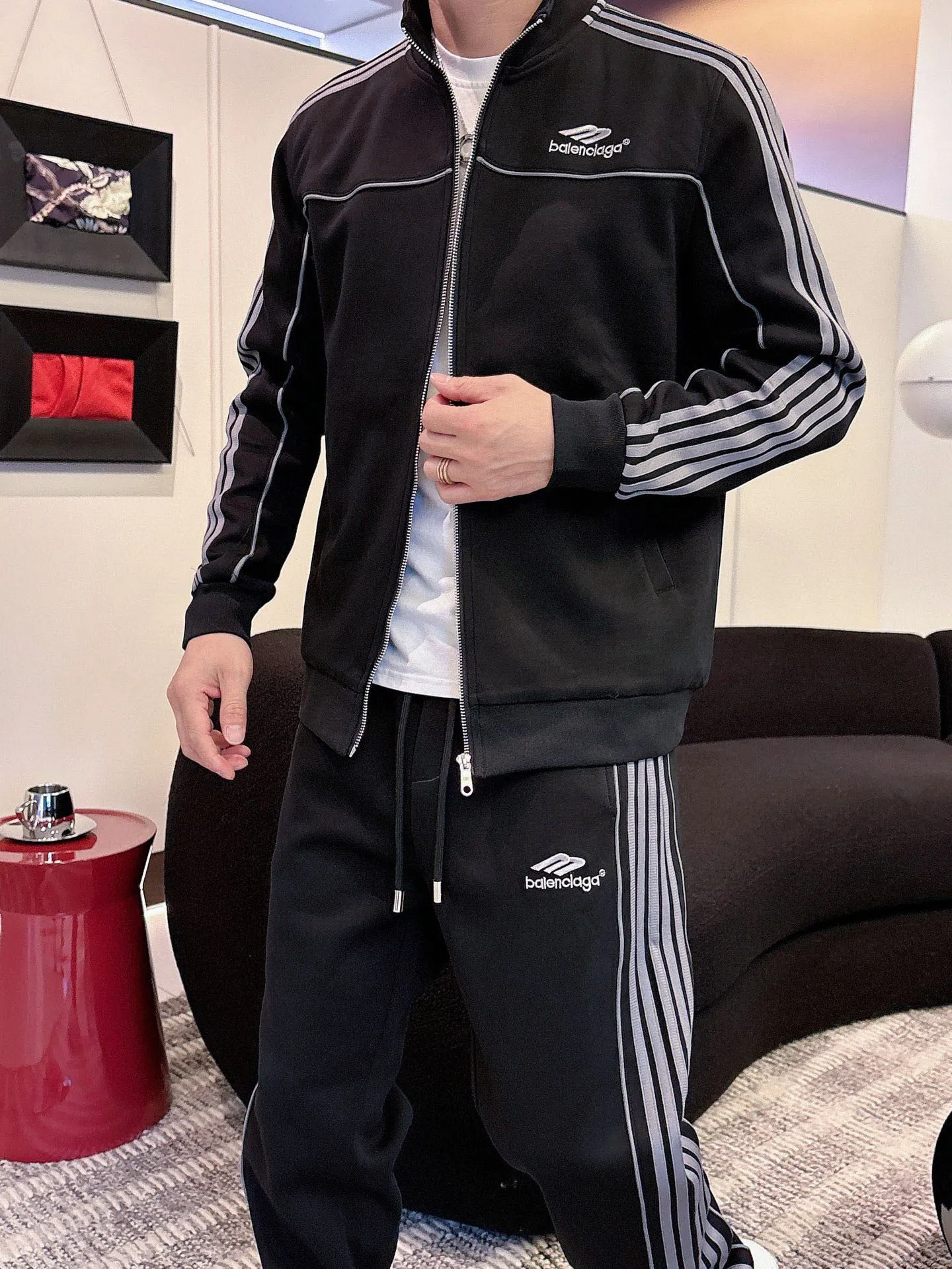 [BALENCIAGA] Hot-selling suit is coming. Focus on the original version of the official website. 2025 new hot-selling cardigan and sweatshirt suit. The original order is the best product🇭🇰. It is the meticulous work of top designers. It has a fitting and perfect upper body effect. All-natural high-quality Tencel Roman cotton 100%, close-fitting comfort, noble and elegant! Original hardware embodies elegance and nobility! Counter size: M-3XL (maximum wear up to 190 pounds)