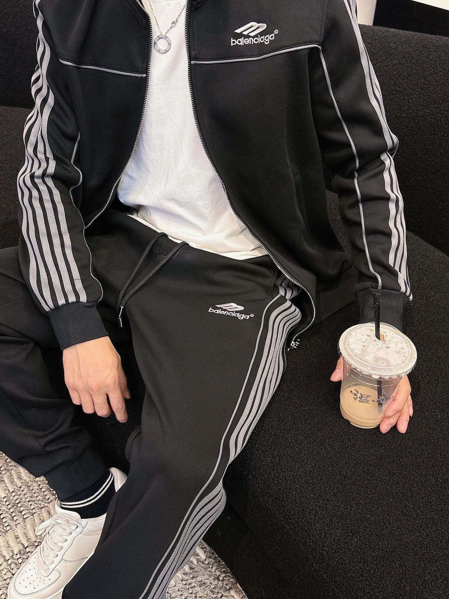 [BALENCIAGA] Hot-selling suit is coming. Focus on the original version of the official website. 2025 new hot-selling cardigan and sweatshirt suit. The original order is the best product🇭🇰. It is the meticulous work of top designers. It has a fitting and perfect upper body effect. All-natural high-quality Tencel Roman cotton 100%, close-fitting comfort, noble and elegant! Original hardware embodies elegance and nobility! Counter size: M-3XL (maximum wear up to 190 pounds)