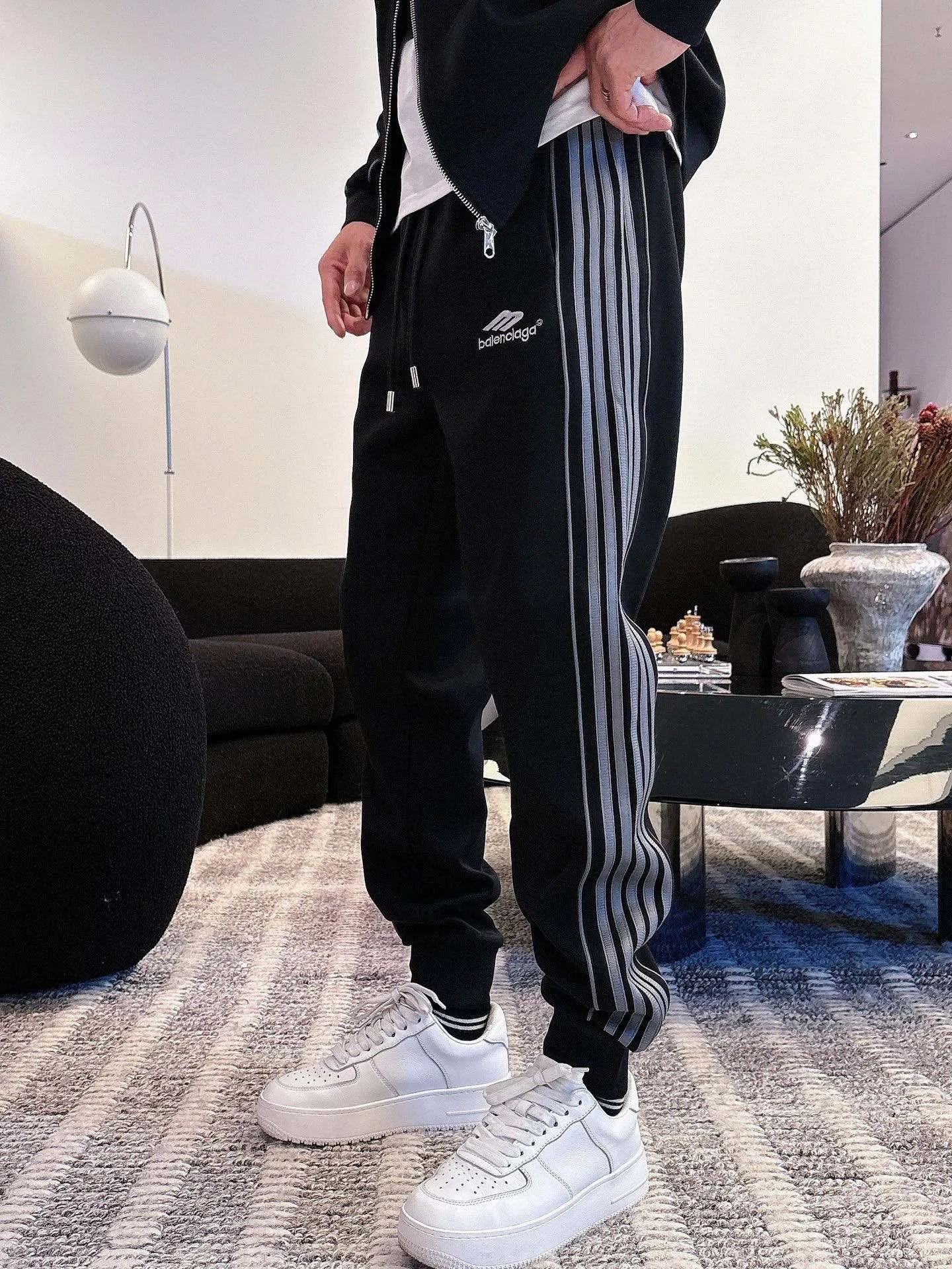 [BALENCIAGA] Hot-selling suit is coming. Focus on the original version of the official website. 2025 new hot-selling cardigan and sweatshirt suit. The original order is the best product🇭🇰. It is the meticulous work of top designers. It has a fitting and perfect upper body effect. All-natural high-quality Tencel Roman cotton 100%, close-fitting comfort, noble and elegant! Original hardware embodies elegance and nobility! Counter size: M-3XL (maximum wear up to 190 pounds)