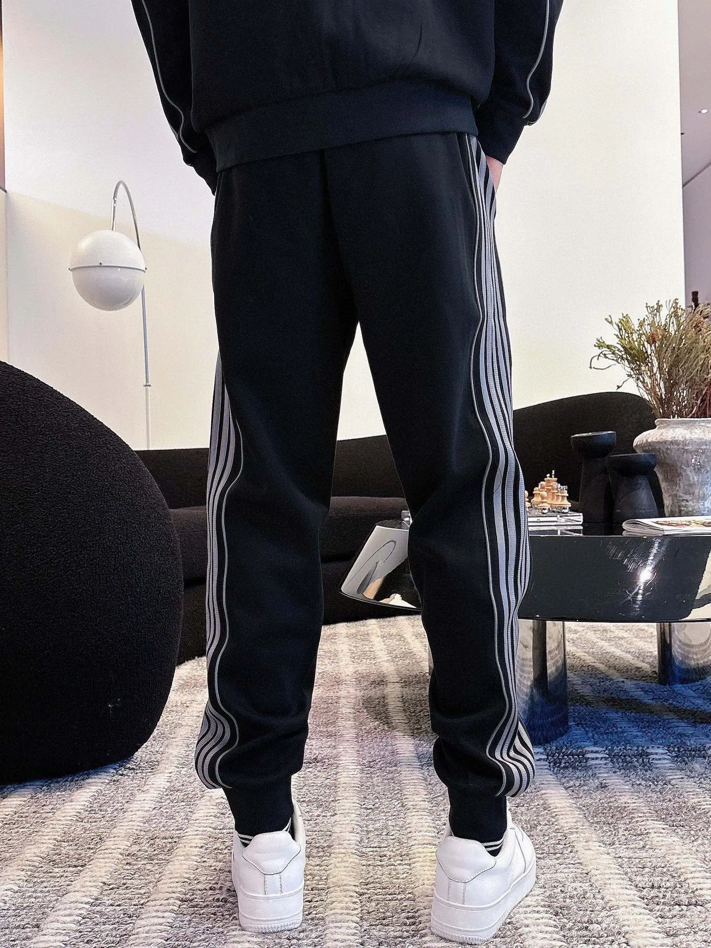 [BALENCIAGA] Hot-selling suit is coming. Focus on the original version of the official website. 2025 new hot-selling cardigan and sweatshirt suit. The original order is the best product🇭🇰. It is the meticulous work of top designers. It has a fitting and perfect upper body effect. All-natural high-quality Tencel Roman cotton 100%, close-fitting comfort, noble and elegant! Original hardware embodies elegance and nobility! Counter size: M-3XL (maximum wear up to 190 pounds)