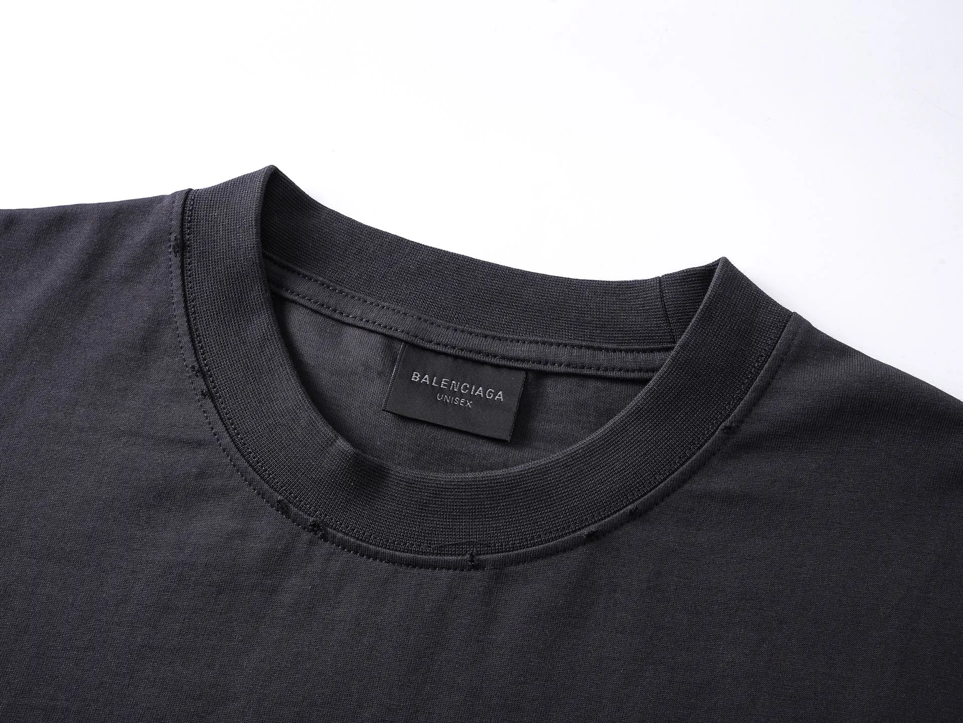 🅿️180 real photos [Top version. Official website quality] BALENCI*GA/Paris #2025 new style distressed short-sleeved T-shirt with ciao hello letters printed on the front. 2025 spring and summer brick cabinet synchronization welcomes comparison. The fabric is made of Paris ZP custom-woven and dyed cotton double yarn, weighing 260 grams. The cloth surface is clean. The cloth pattern is clear, soft and comfortable. The threads are dyed with no color difference. The letter LOGO is printed with imported environmentally friendly glue, the letters are clear and the effect is three-dimensional. Restore the brick cabinet, adopt OS loose shoulder style. Same style for men and women. Code: BL253720 Color: gray blue, plum red Size: XS S M L