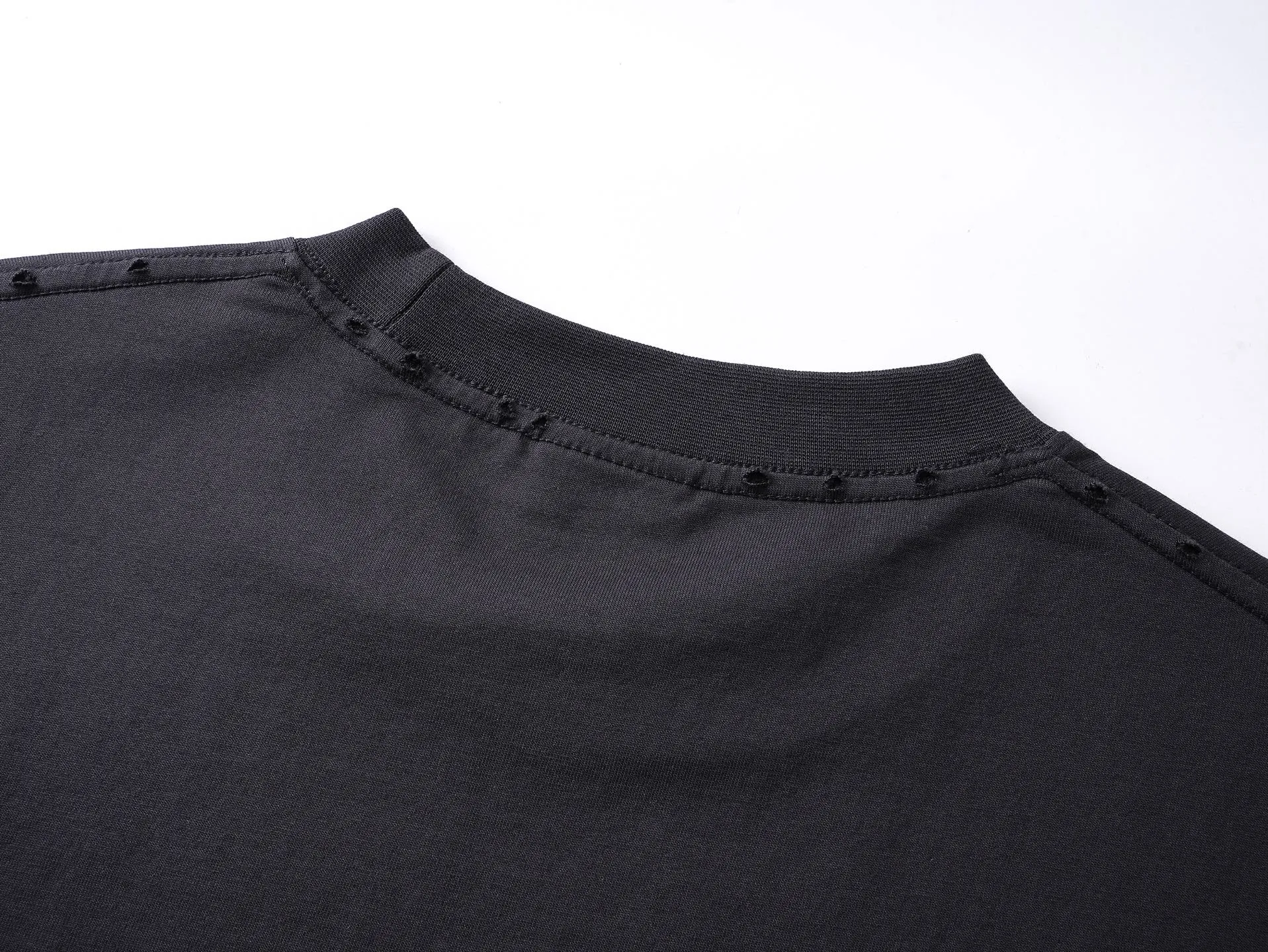 🅿️180 real photos [Top version. Official website quality] BALENCI*GA/Paris #2025 new style distressed short-sleeved T-shirt with ciao hello letters printed on the front. 2025 spring and summer brick cabinet synchronization welcomes comparison. The fabric is made of Paris ZP custom-woven and dyed cotton double yarn, weighing 260 grams. The cloth surface is clean. The cloth pattern is clear, soft and comfortable. The threads are dyed with no color difference. The letter LOGO is printed with imported environmentally friendly glue, the letters are clear and the effect is three-dimensional. Restore the brick cabinet, adopt OS loose shoulder style. Same style for men and women. Code: BL253720 Color: gray blue, plum red Size: XS S M L