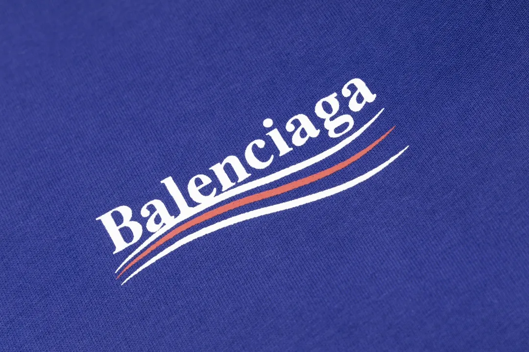 🅿️166 Detailed picture [Top version. Official website quality] BALENCI*GA/Paris #Classic, Coke printed short-sleeved T-shirt# The fabric is made of Paris ZP custom-woven and dyed cotton double yarn. Weighing 260 grams, the cloth surface is clean. The cloth pattern is clear, soft and comfortable. The threads are dyed with no color difference. The classic pattern printing uses environmentally friendly imported glue and precision stencils. The letters are clear. No burrs. The three-dimensional effect is strong. The version adopts the OS loose shoulder version. The same style for men and women. Coding: BL223029 Color: black, white, red, yellow, gray, gray orchid, blue, military green Size: XS to L