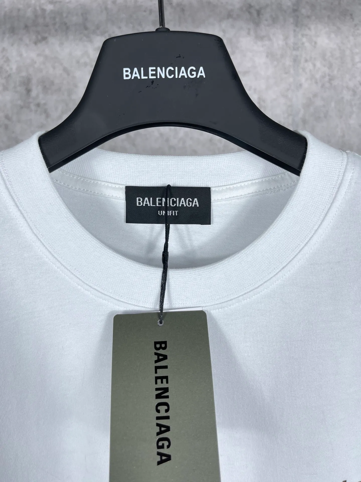 🅿️166 Real photos [Top version. Official website quality] BALENCI*GA/Paris#Classic, Coke printed short-sleeved T-shirt# The fabric is made of Paris ZP custom-woven and dyed cotton double yarn. Weighing 260 grams, the cloth surface is clean. The cloth pattern is clear, soft and comfortable. The threads are dyed with no color difference. The classic pattern printing uses environmentally friendly imported glue and precision stencil. The letters are clear. No burrs. The three-dimensional effect is strong. All colors are synchronized with the brick cabinets, custom woven and dyed, and will not fade. Different market currencies. The version adopts OS loose shoulder style. Same style for men and women. Code: BL223029 Color: white, black, yellow, red, gray, gray orchid, blue, military green, navy. Size: XS to L
