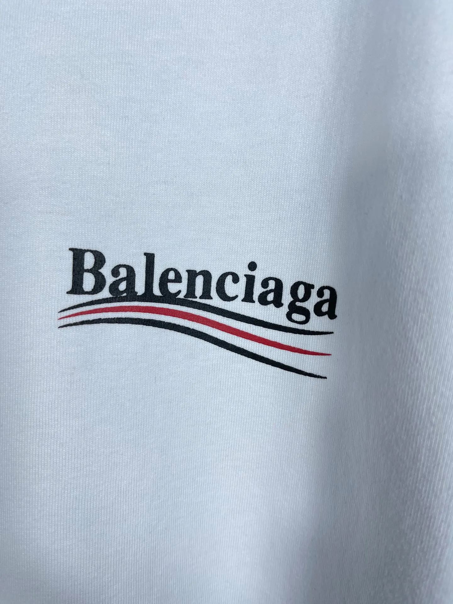 🅿️166 Real photos [Top version. Official website quality] BALENCI*GA/Paris#Classic, Coke printed short-sleeved T-shirt# The fabric is made of Paris ZP custom-woven and dyed cotton double yarn. Weighing 260 grams, the cloth surface is clean. The cloth pattern is clear, soft and comfortable. The threads are dyed with no color difference. The classic pattern printing uses environmentally friendly imported glue and precision stencil. The letters are clear. No burrs. The three-dimensional effect is strong. All colors are synchronized with the brick cabinets, custom woven and dyed, and will not fade. Different market currencies. The version adopts OS loose shoulder style. Same style for men and women. Code: BL223029 Color: white, black, yellow, red, gray, gray orchid, blue, military green, navy. Size: XS to L