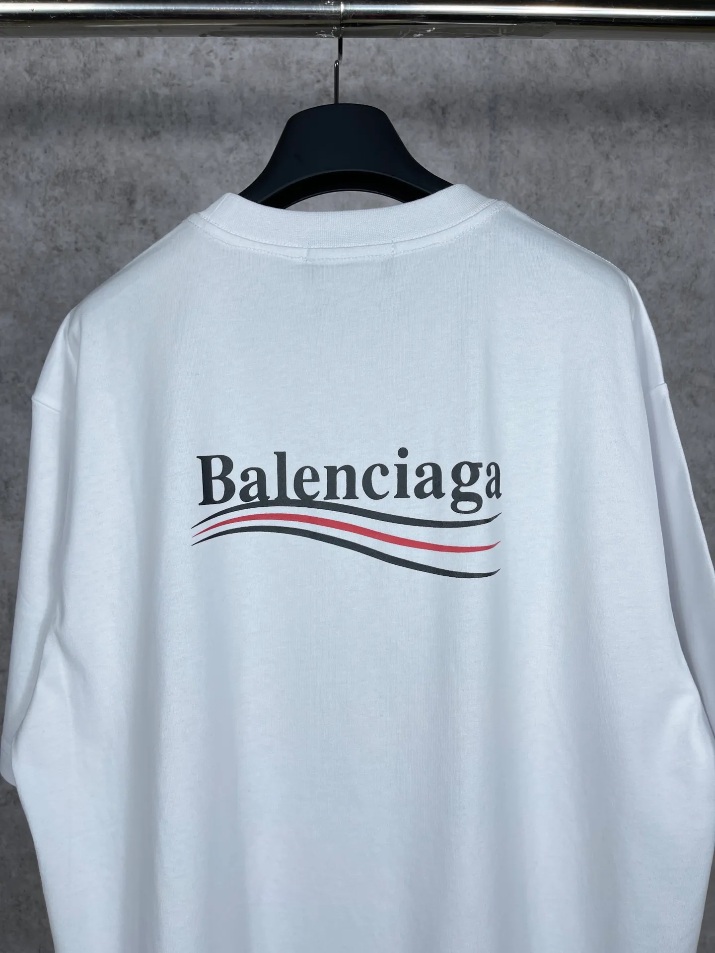 🅿️166 Real photos [Top version. Official website quality] BALENCI*GA/Paris#Classic, Coke printed short-sleeved T-shirt# The fabric is made of Paris ZP custom-woven and dyed cotton double yarn. Weighing 260 grams, the cloth surface is clean. The cloth pattern is clear, soft and comfortable. The threads are dyed with no color difference. The classic pattern printing uses environmentally friendly imported glue and precision stencil. The letters are clear. No burrs. The three-dimensional effect is strong. All colors are synchronized with the brick cabinets, custom woven and dyed, and will not fade. Different market currencies. The version adopts OS loose shoulder style. Same style for men and women. Code: BL223029 Color: white, black, yellow, red, gray, gray orchid, blue, military green, navy. Size: XS to L