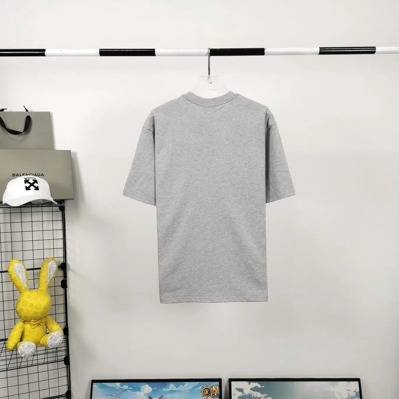[New] Top tested version Balenciaga 21ss new lock buckle Unisex short-sleeved loose pure cotton BALENCIAGA short-sleeved T-shirt for couples Super classic style with good-looking colors Oversize version 260g Double yarn cotton top fabric [Little Red Book popular style | Highly recommended by ins style bloggers] Original model opening 1:1, all other colors are custom-woven and dyed (although everyone says so, but I guarantee it, and the threads are also dyed in the same vat) and there is no error with ZP.  Positioned cutting, high-quality wiring, original 1x1 thickened thread on the neckline, imported glue printing, black and gray colors are all silver, lock printing, repeated washing, not easy to crack! ! ! A full set of genuine one-to-one accessories, bag code marked. The numbers are all correct and identical.  Color: White Black Floral Gray Haze Blue Washed Black Size: XS-L P:240
