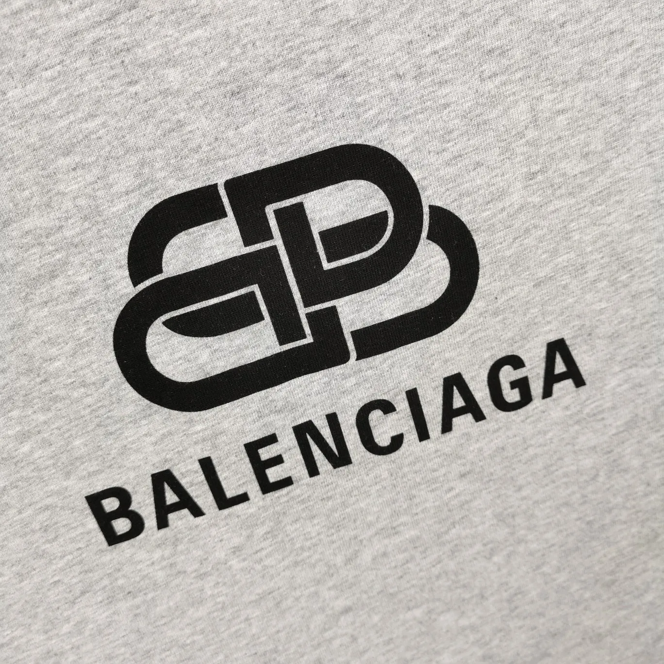 [New] Top tested version Balenciaga 21ss new lock buckle Unisex short-sleeved loose pure cotton BALENCIAGA short-sleeved T-shirt for couples Super classic style with good-looking colors Oversize version 260g Double yarn cotton top fabric [Little Red Book popular style | Highly recommended by ins style bloggers] Original model opening 1:1, all other colors are custom-woven and dyed (although everyone says so, but I guarantee it, and the threads are also dyed in the same vat) and there is no error with ZP.  Positioned cutting, high-quality wiring, original 1x1 thickened thread on the neckline, imported glue printing, black and gray colors are all silver, lock printing, repeated washing, not easy to crack! ! ! A full set of genuine one-to-one accessories, bag code marked. The numbers are all correct and identical.  Color: White Black Floral Gray Haze Blue Washed Black Size: XS-L P:240